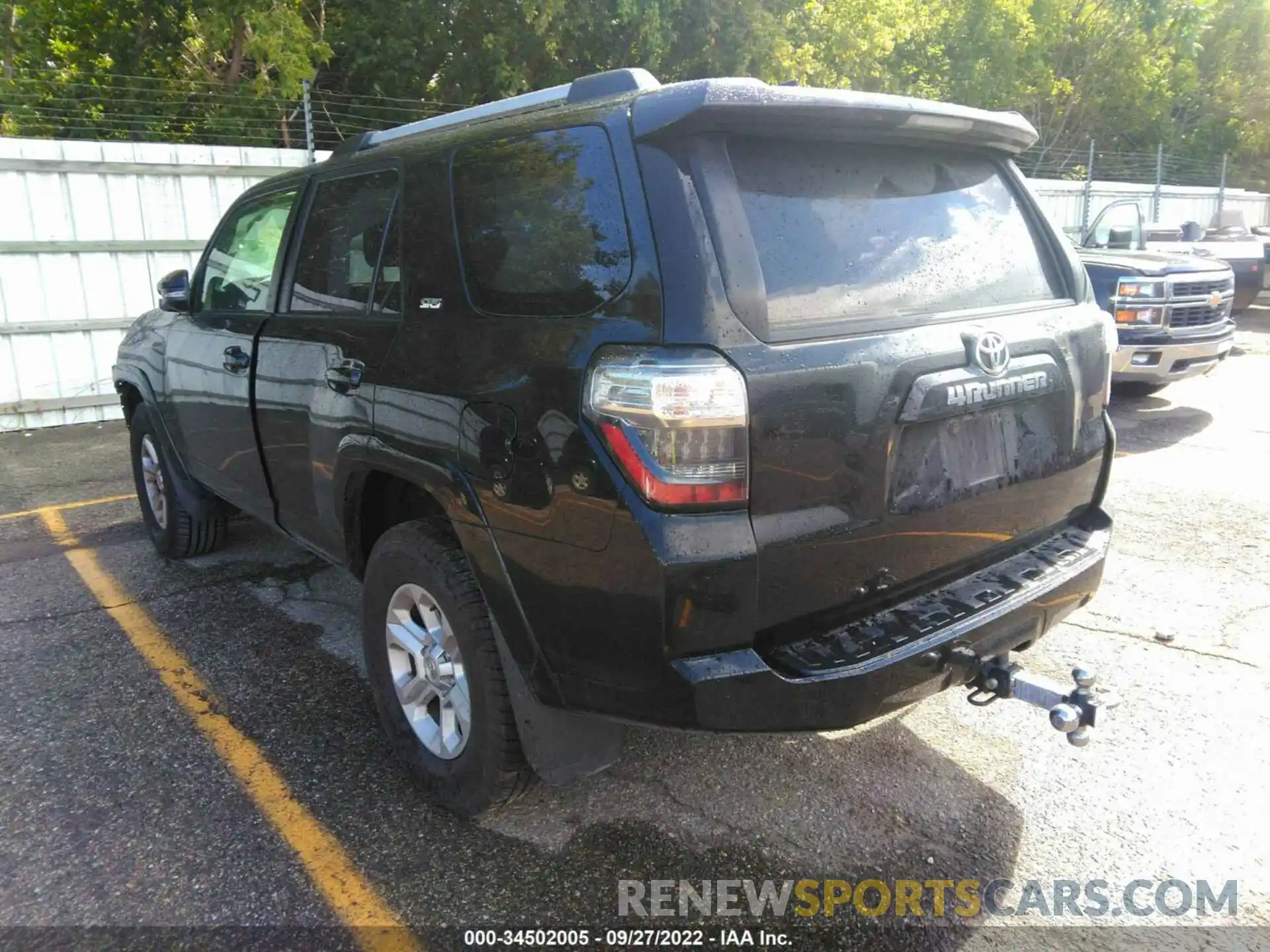 3 Photograph of a damaged car JTEBU5JR6L5747368 TOYOTA 4RUNNER 2020