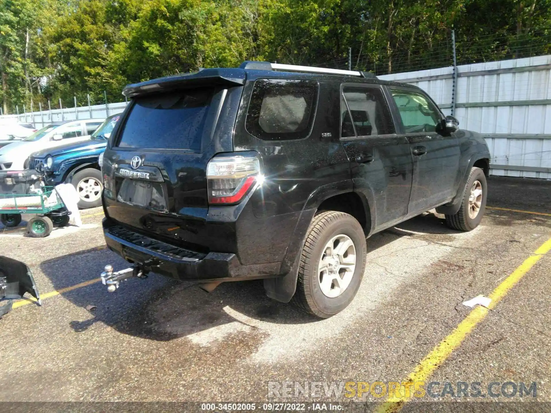 4 Photograph of a damaged car JTEBU5JR6L5747368 TOYOTA 4RUNNER 2020