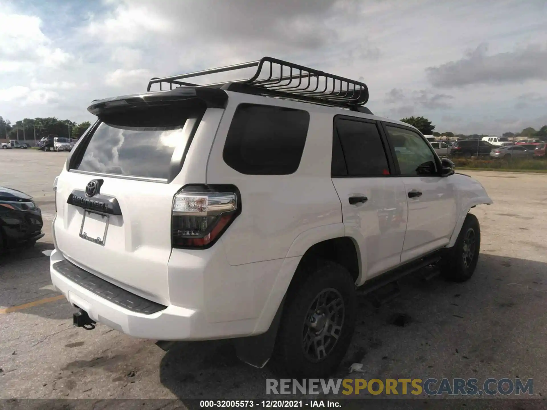 4 Photograph of a damaged car JTEBU5JR6L5765305 TOYOTA 4RUNNER 2020