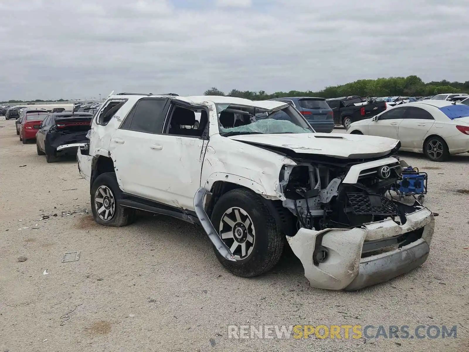 1 Photograph of a damaged car JTEBU5JR6L5765806 TOYOTA 4RUNNER 2020