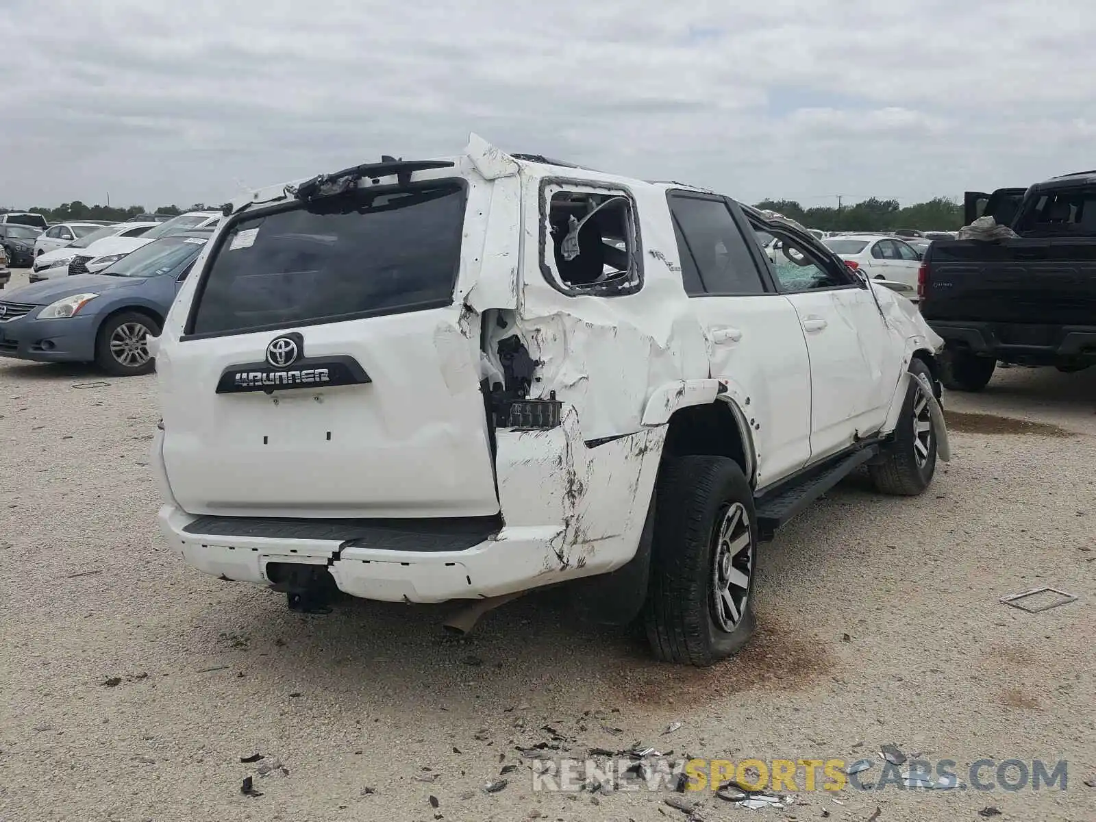 4 Photograph of a damaged car JTEBU5JR6L5765806 TOYOTA 4RUNNER 2020