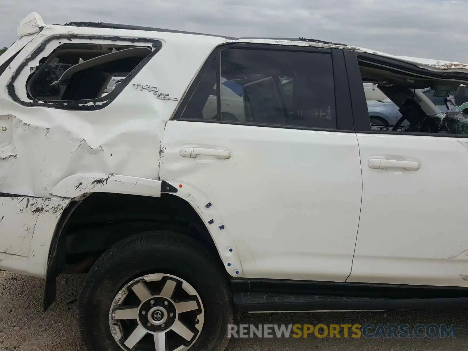 5 Photograph of a damaged car JTEBU5JR6L5765806 TOYOTA 4RUNNER 2020