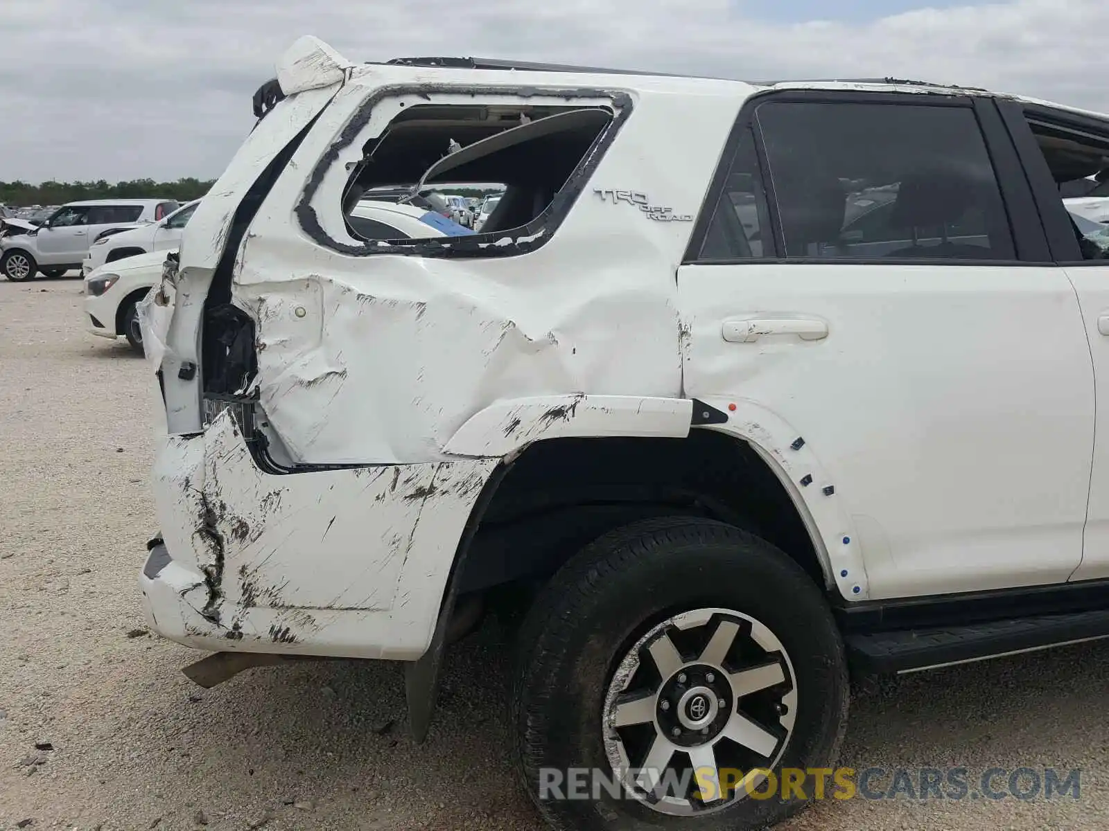 9 Photograph of a damaged car JTEBU5JR6L5765806 TOYOTA 4RUNNER 2020