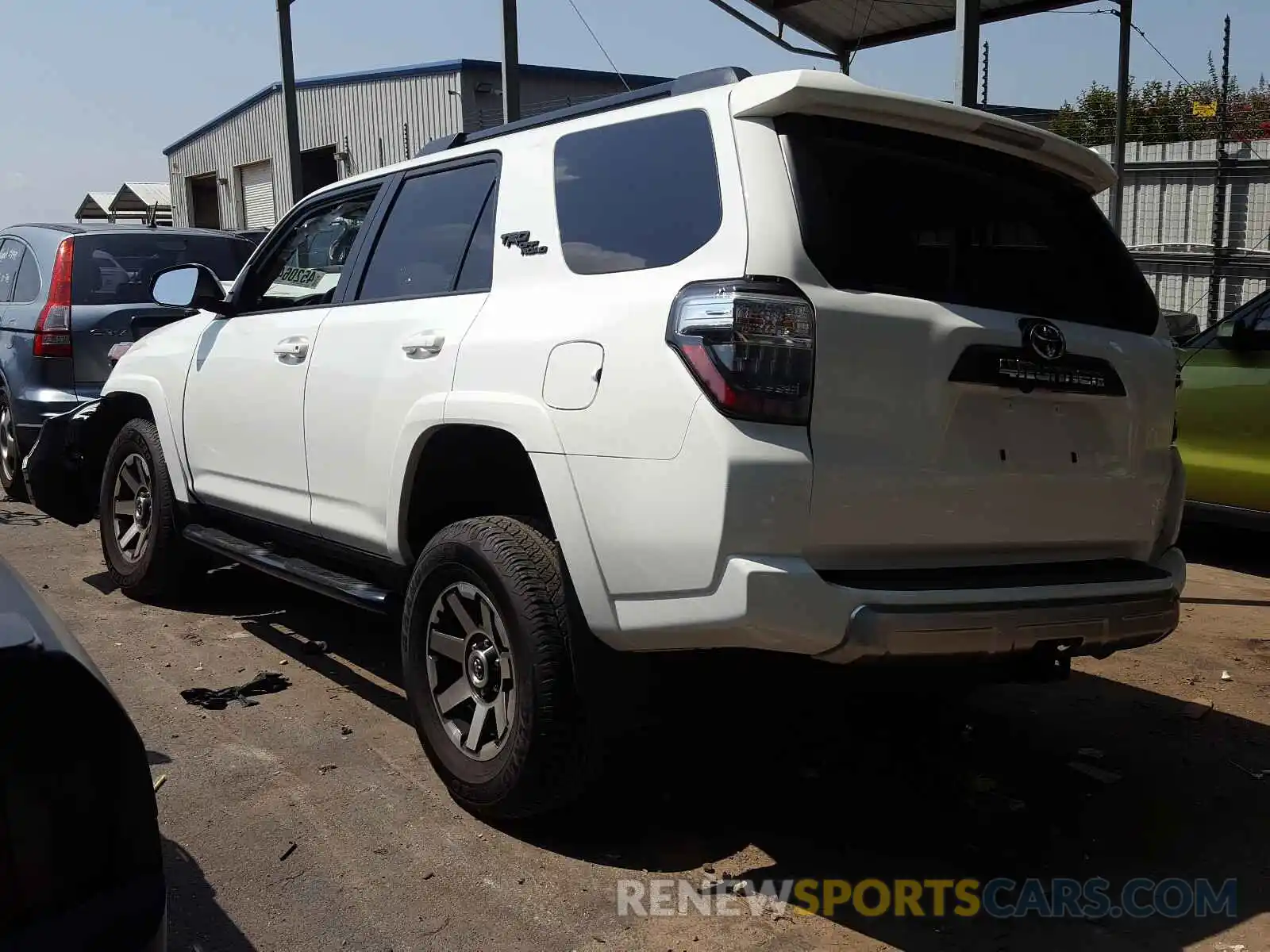 3 Фотография поврежденного автомобиля JTEBU5JR6L5779155 TOYOTA 4RUNNER 2020