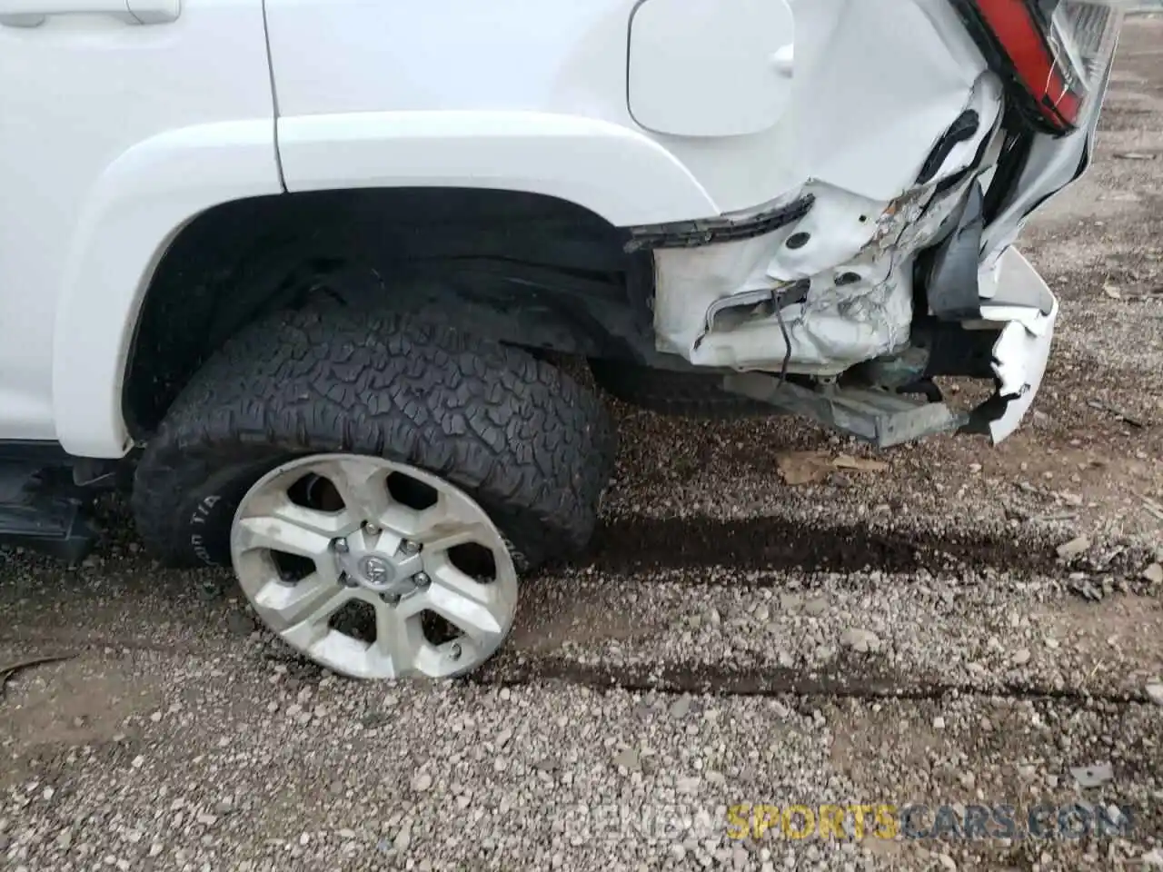 9 Photograph of a damaged car JTEBU5JR6L5781679 TOYOTA 4RUNNER 2020