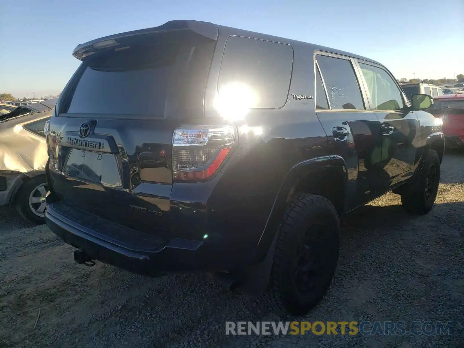 4 Photograph of a damaged car JTEBU5JR6L5797686 TOYOTA 4RUNNER 2020