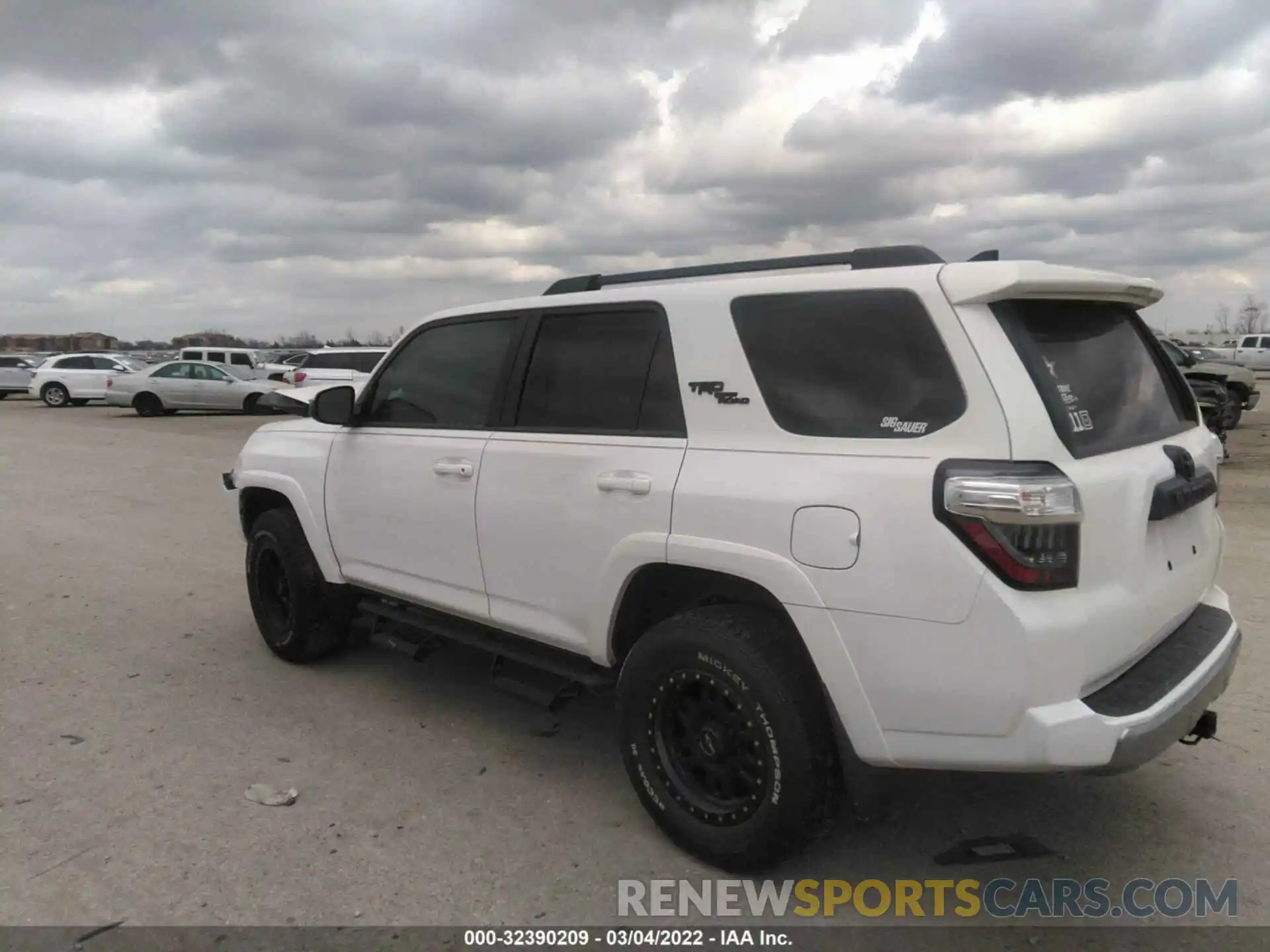 3 Фотография поврежденного автомобиля JTEBU5JR6L5808587 TOYOTA 4RUNNER 2020