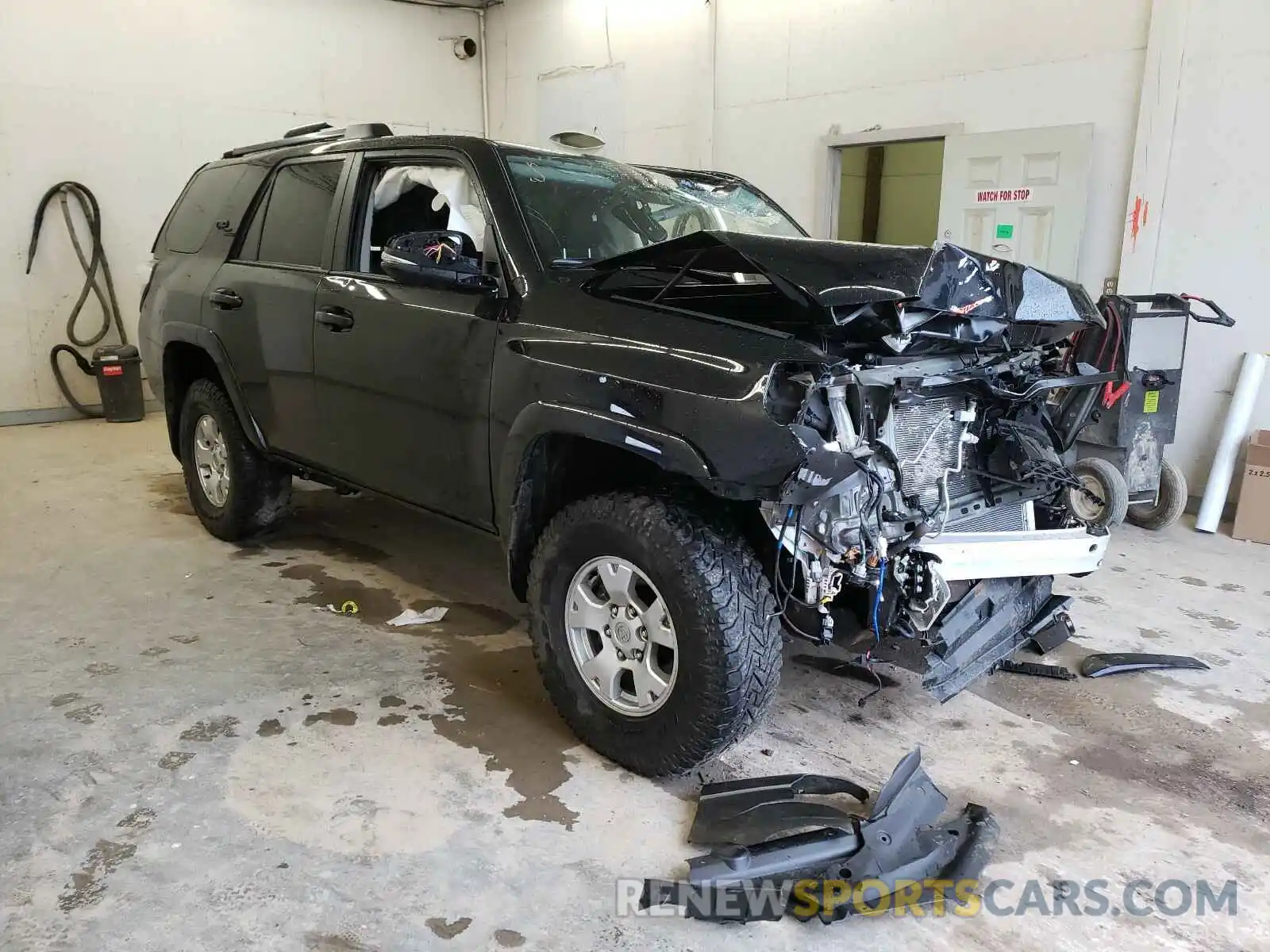 1 Photograph of a damaged car JTEBU5JR6L5810582 TOYOTA 4RUNNER 2020