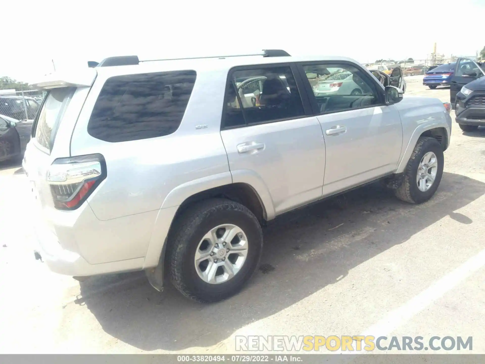 4 Photograph of a damaged car JTEBU5JR7L5754460 TOYOTA 4RUNNER 2020