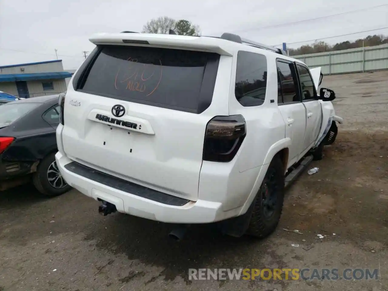 4 Photograph of a damaged car JTEBU5JR7L5758377 TOYOTA 4RUNNER 2020