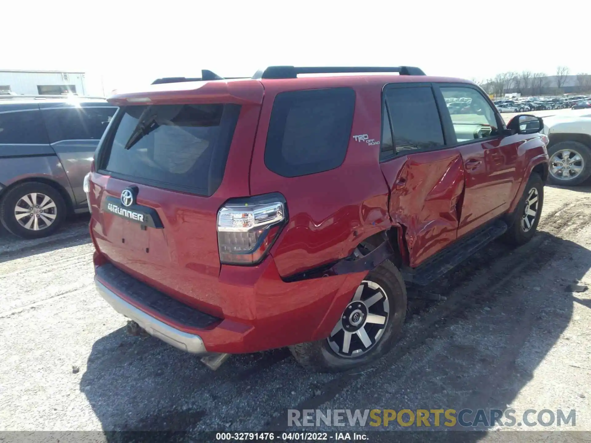 4 Photograph of a damaged car JTEBU5JR7L5782663 TOYOTA 4RUNNER 2020