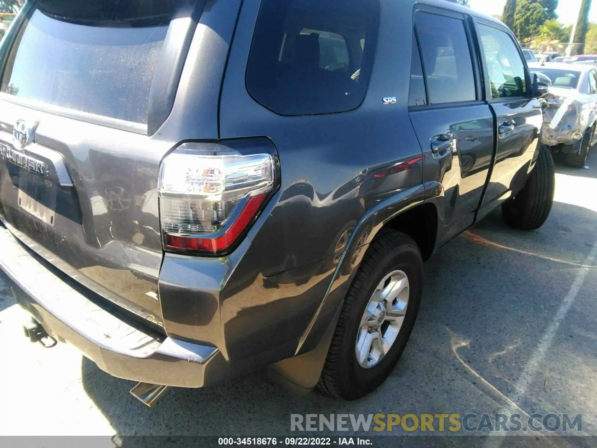 4 Photograph of a damaged car JTEBU5JR7L5798975 TOYOTA 4RUNNER 2020