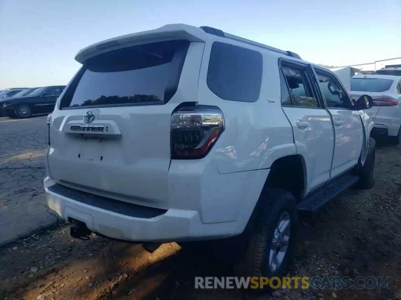 4 Photograph of a damaged car JTEBU5JR7L5803172 TOYOTA 4RUNNER 2020