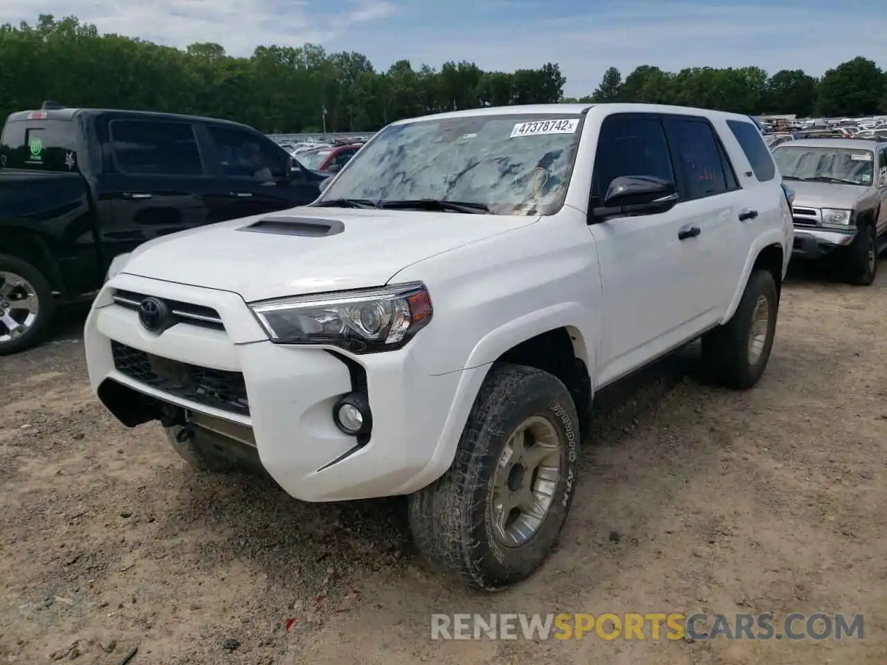 2 Photograph of a damaged car JTEBU5JR8L5752605 TOYOTA 4RUNNER 2020