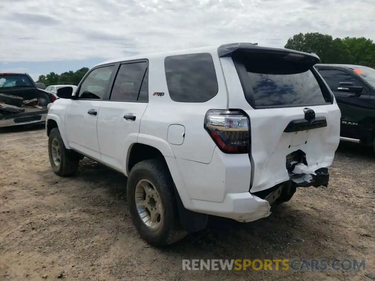 3 Photograph of a damaged car JTEBU5JR8L5752605 TOYOTA 4RUNNER 2020