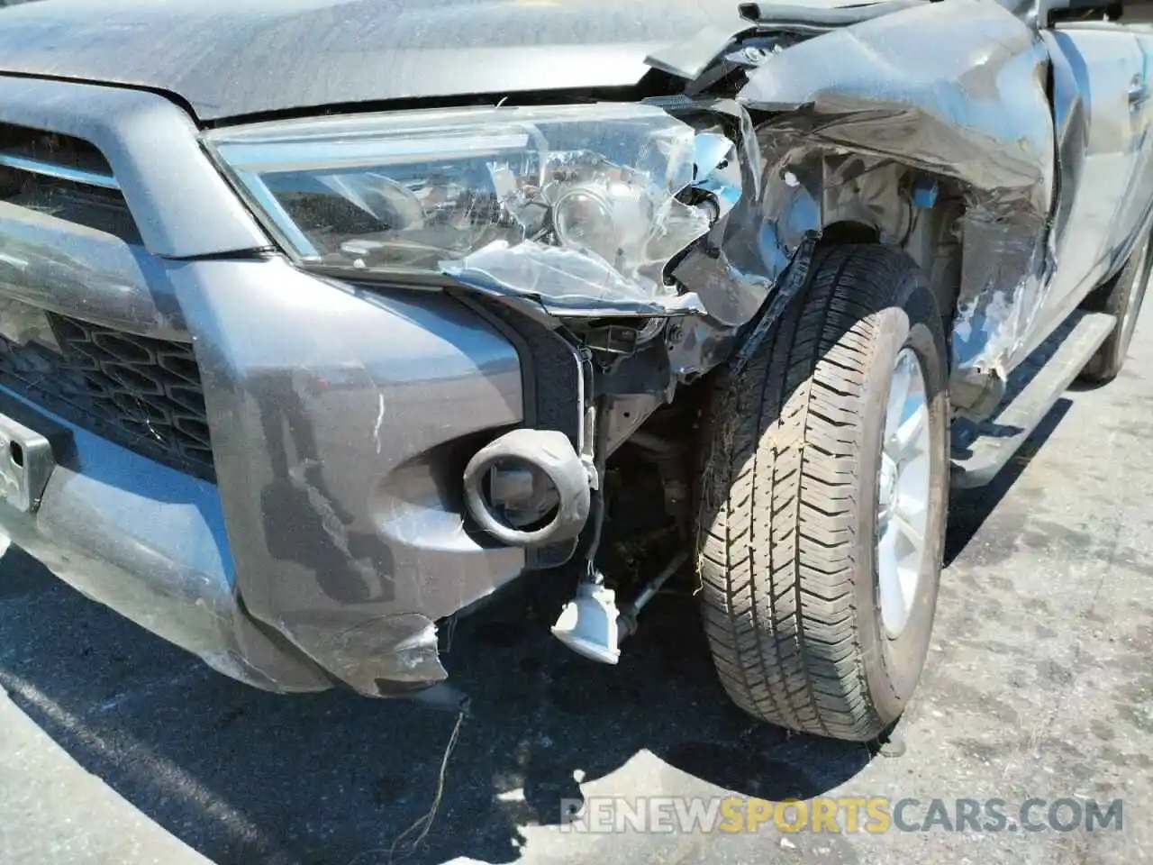 9 Photograph of a damaged car JTEBU5JR8L5753219 TOYOTA 4RUNNER 2020