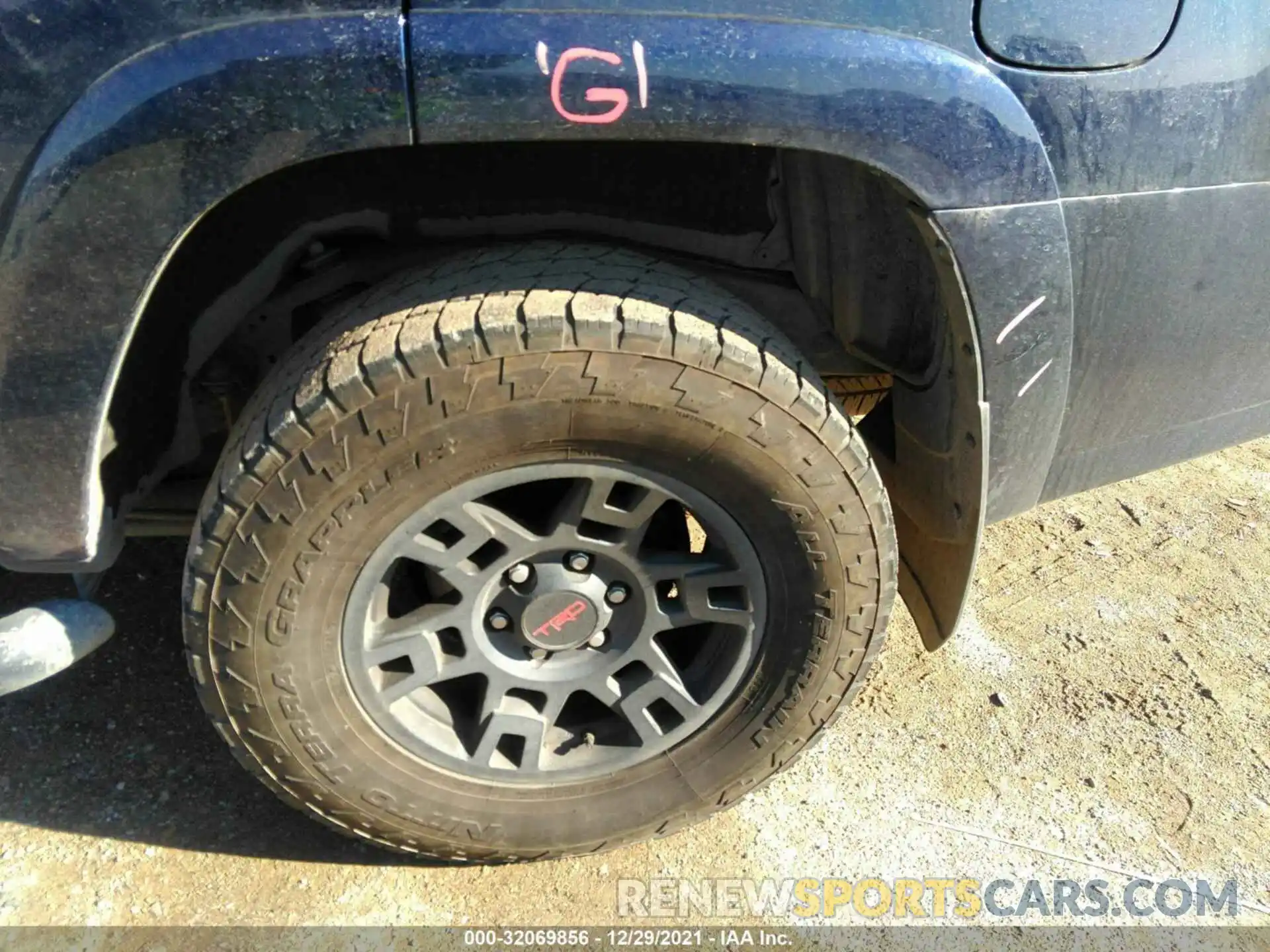 14 Photograph of a damaged car JTEBU5JR8L5765726 TOYOTA 4RUNNER 2020