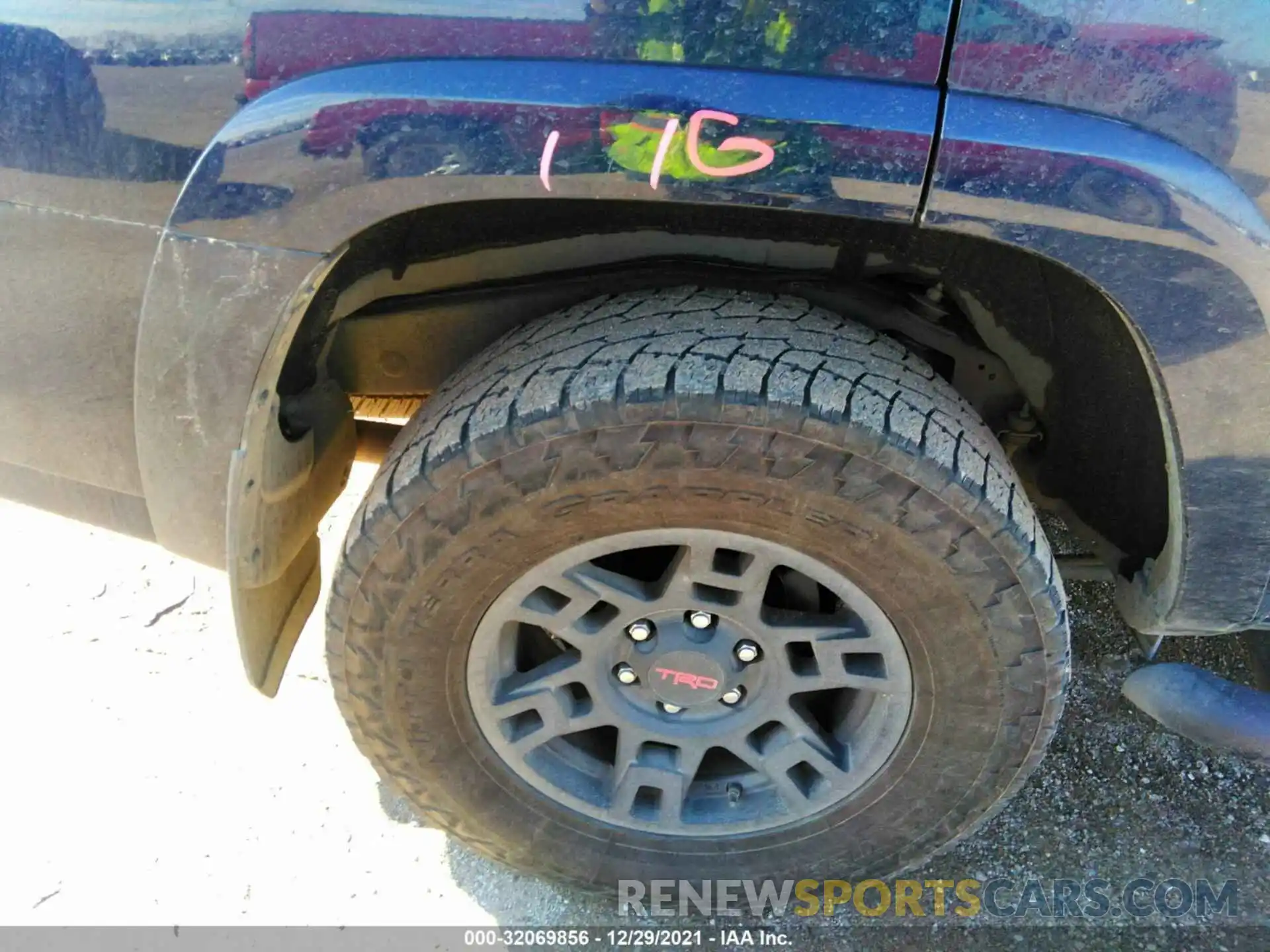 16 Photograph of a damaged car JTEBU5JR8L5765726 TOYOTA 4RUNNER 2020