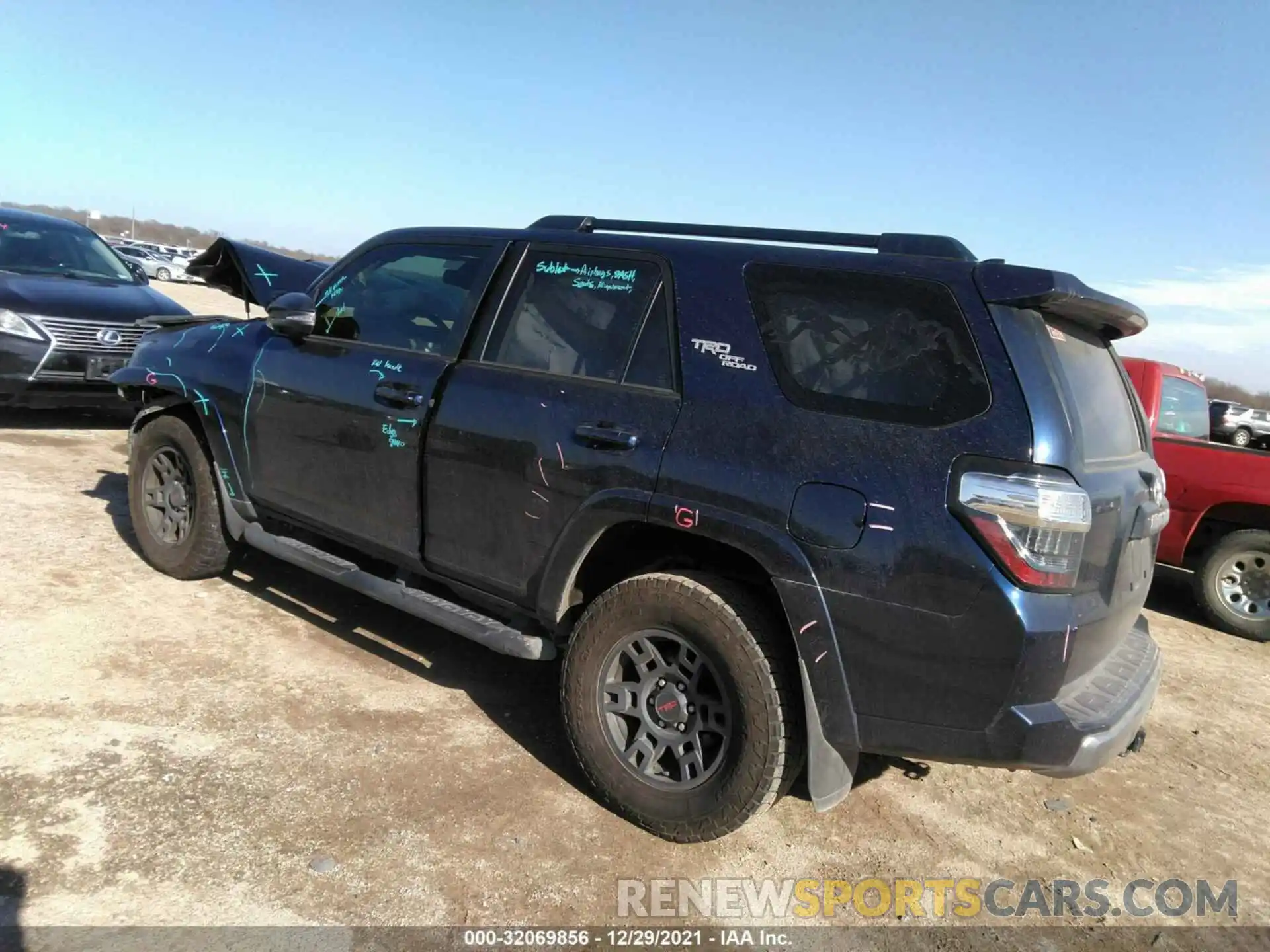 3 Фотография поврежденного автомобиля JTEBU5JR8L5765726 TOYOTA 4RUNNER 2020