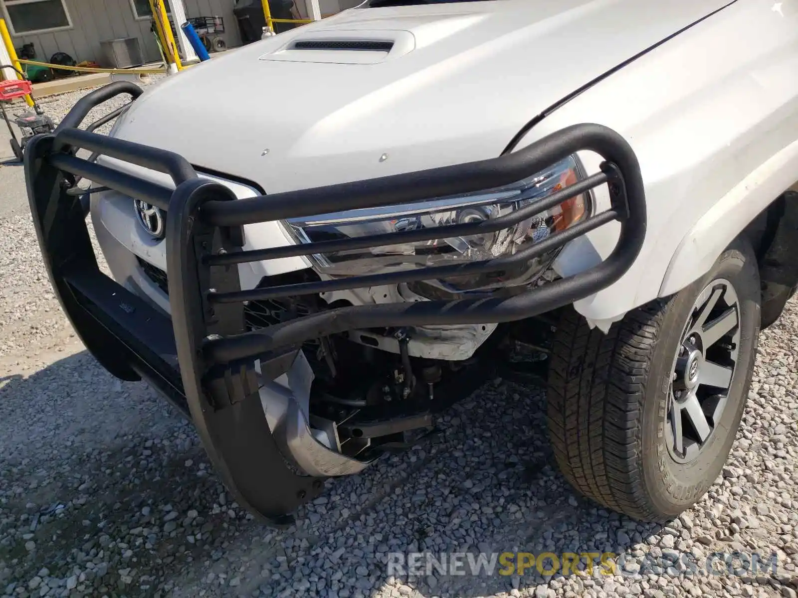 9 Photograph of a damaged car JTEBU5JR8L5774278 TOYOTA 4RUNNER 2020