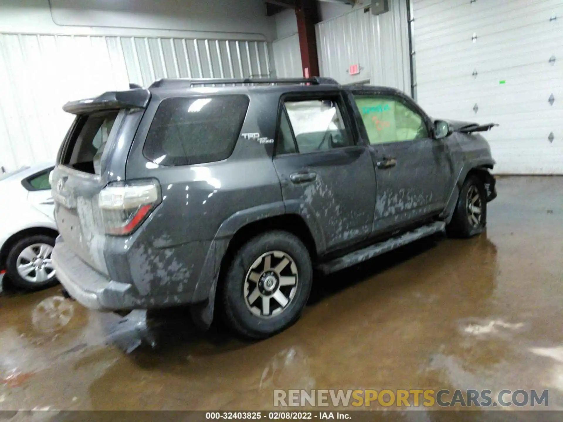 4 Photograph of a damaged car JTEBU5JR8L5783966 TOYOTA 4RUNNER 2020