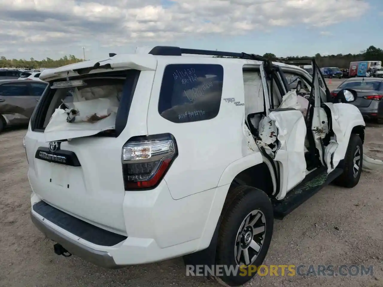 4 Photograph of a damaged car JTEBU5JR8L5797270 TOYOTA 4RUNNER 2020