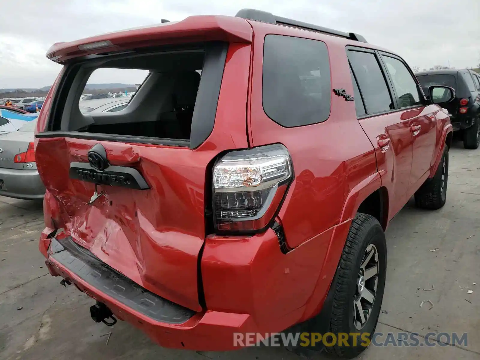 4 Photograph of a damaged car JTEBU5JR9L5741175 TOYOTA 4RUNNER 2020