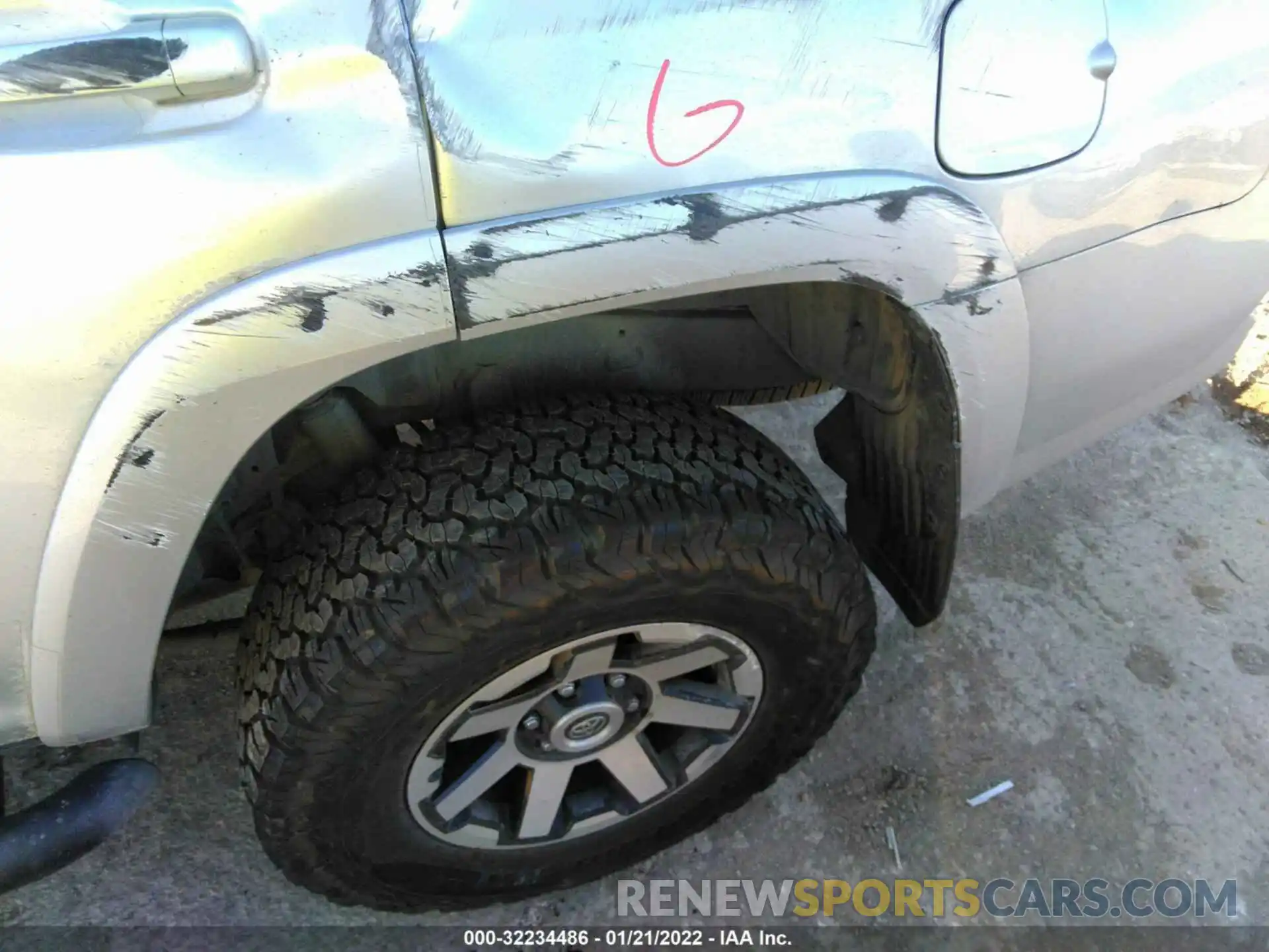 13 Photograph of a damaged car JTEBU5JRXL5740391 TOYOTA 4RUNNER 2020