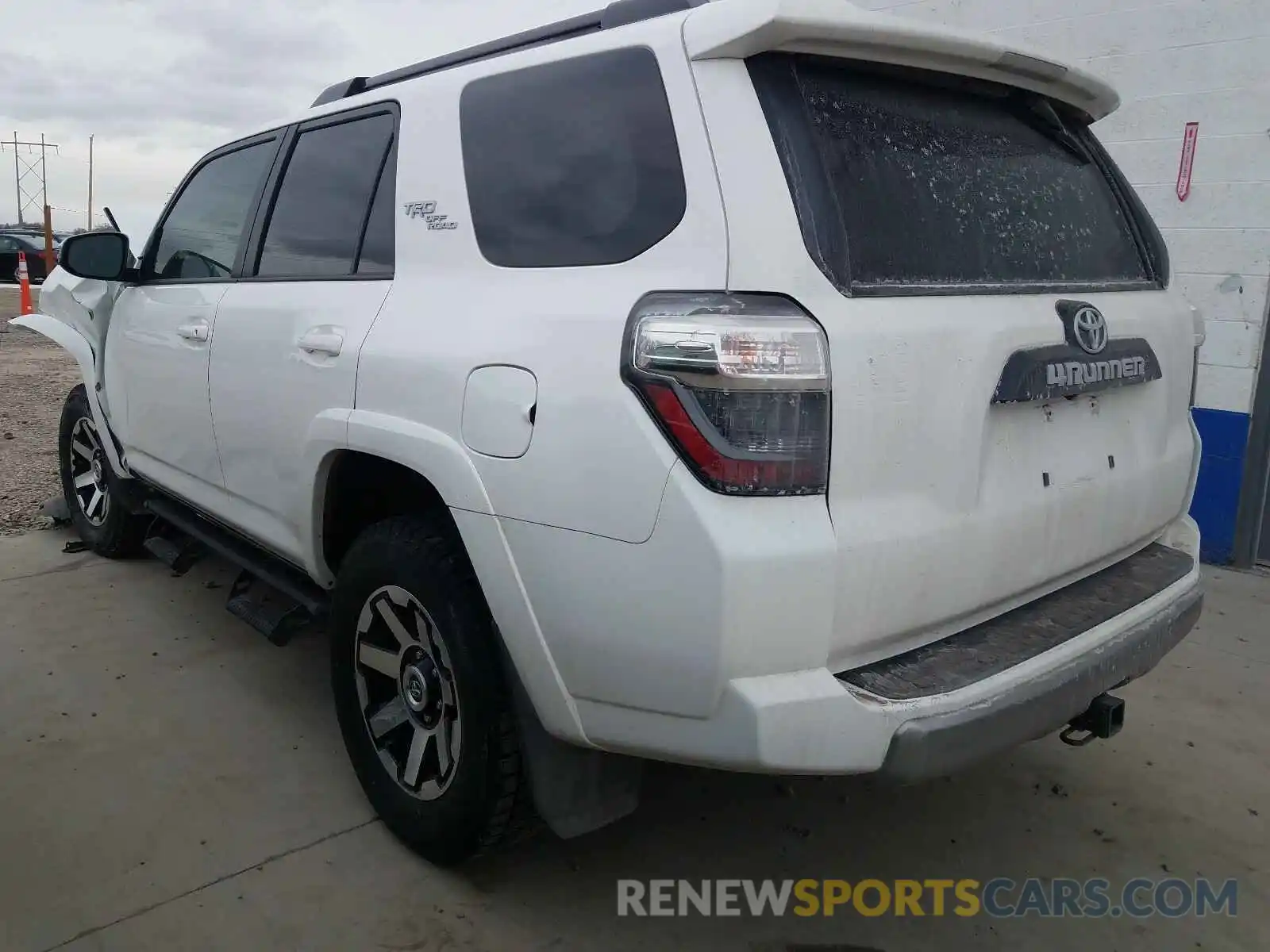 3 Photograph of a damaged car JTEBU5JRXL5765288 TOYOTA 4RUNNER 2020