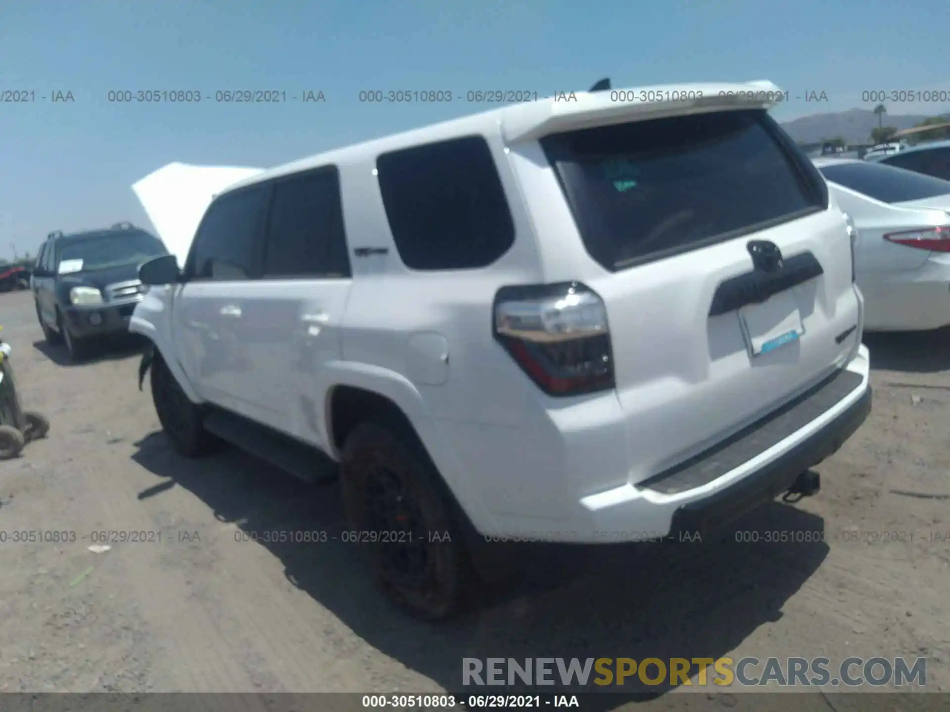 3 Фотография поврежденного автомобиля JTEBU5JRXL5767896 TOYOTA 4RUNNER 2020