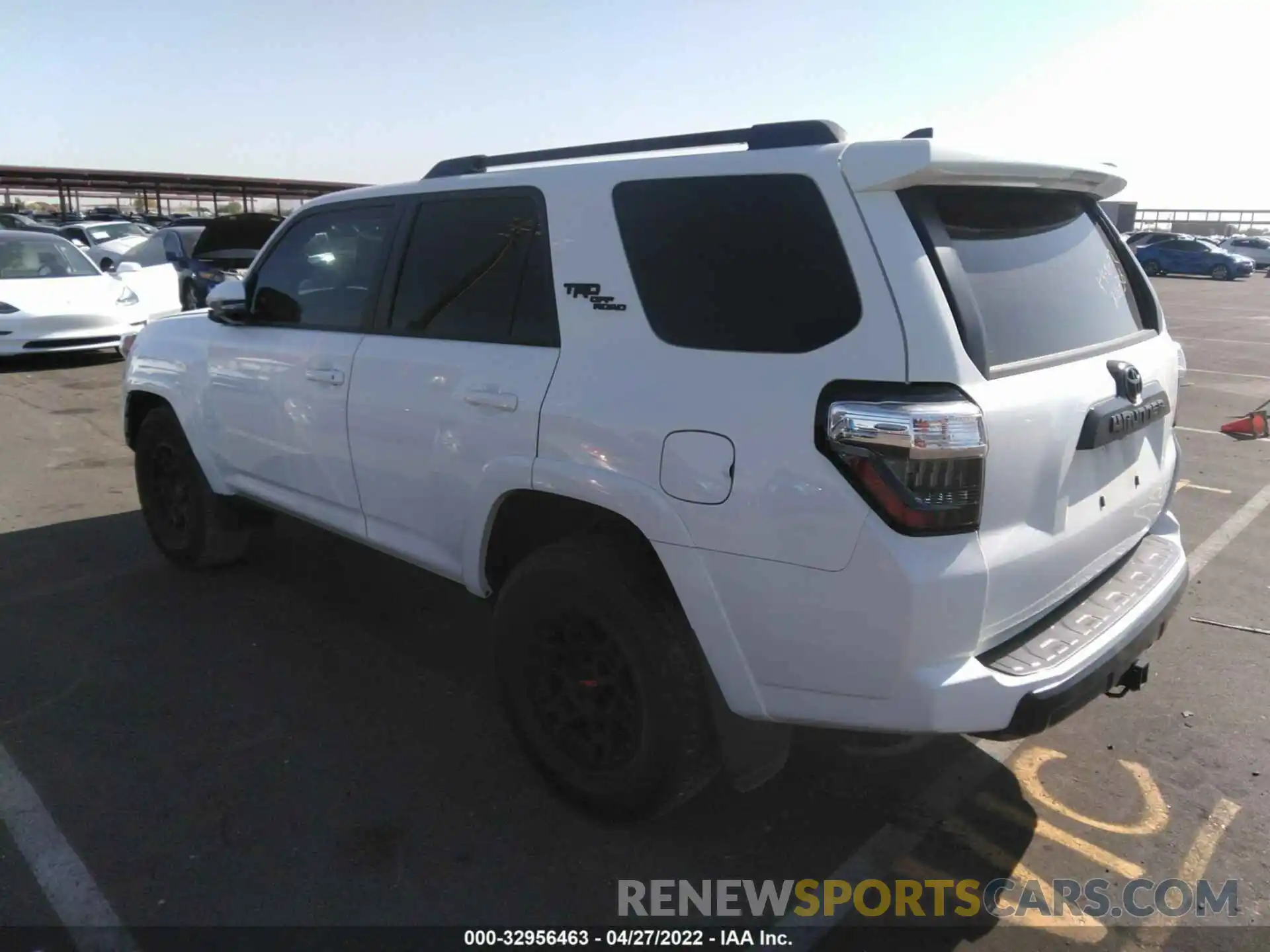 3 Фотография поврежденного автомобиля JTEBU5JRXL5816756 TOYOTA 4RUNNER 2020