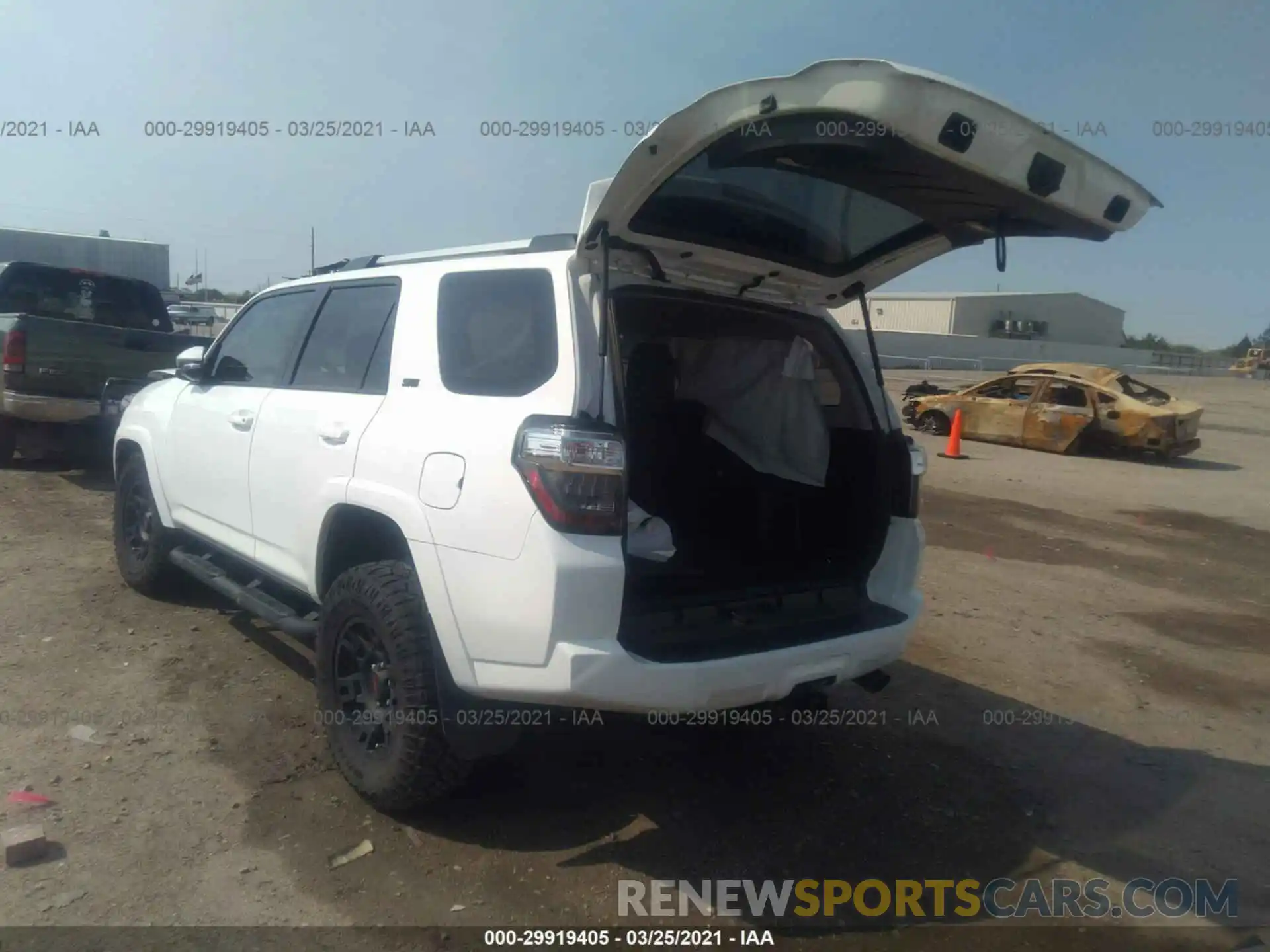 3 Photograph of a damaged car JTEZU5JR0L5218285 TOYOTA 4RUNNER 2020