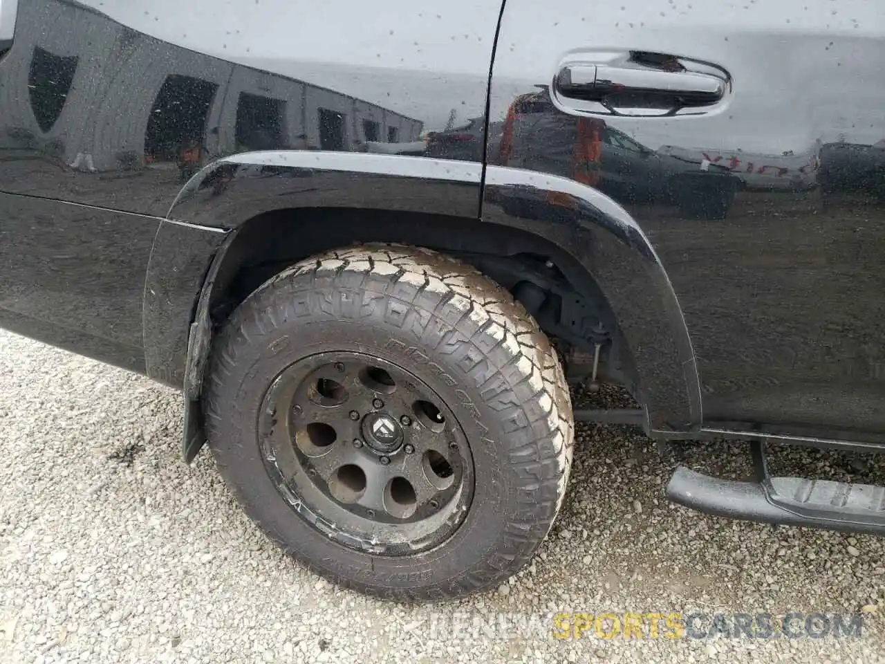 9 Photograph of a damaged car JTEZU5JR1L5226444 TOYOTA 4RUNNER 2020