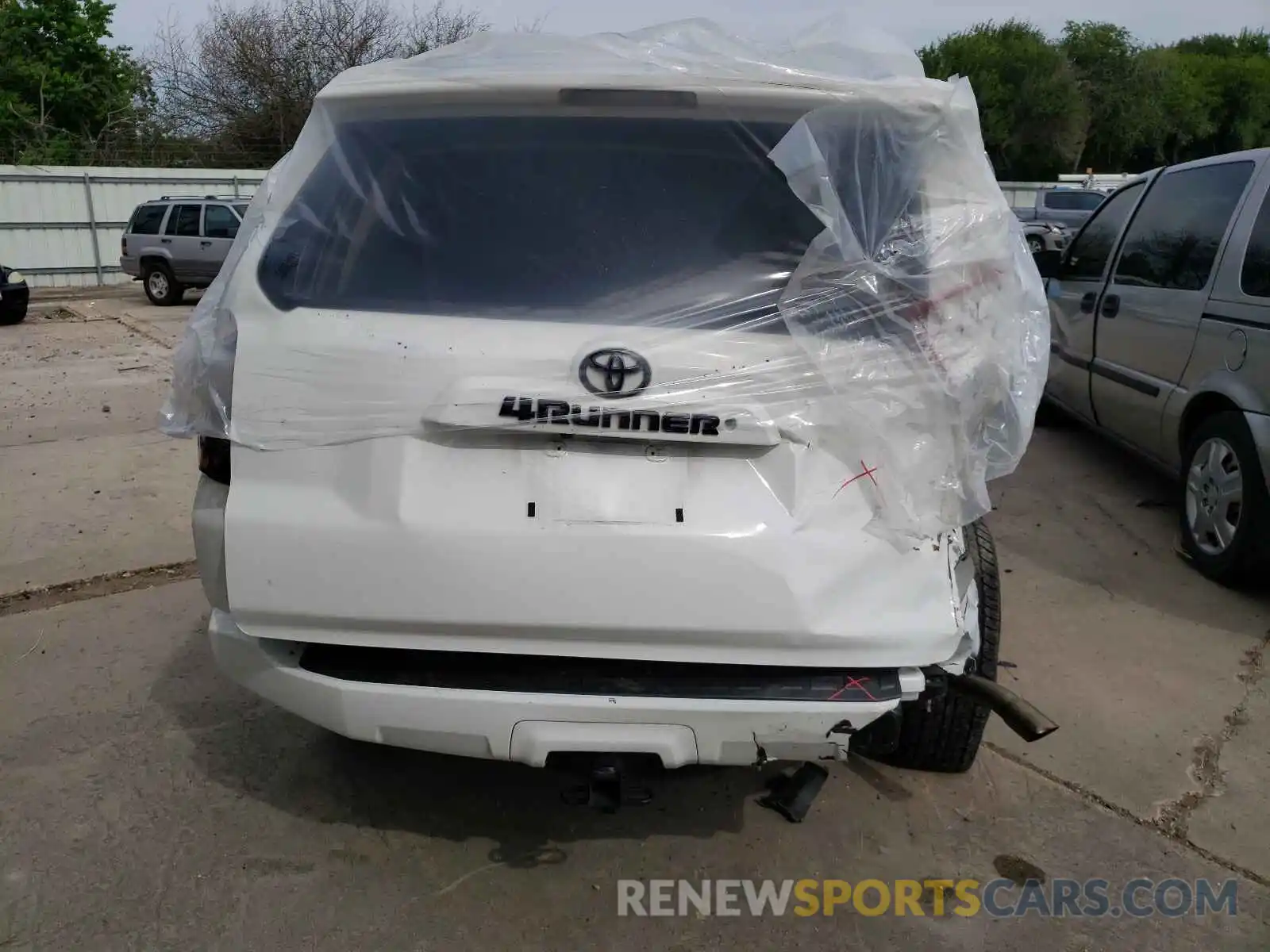 9 Photograph of a damaged car JTEZU5JR1L5227478 TOYOTA 4RUNNER 2020