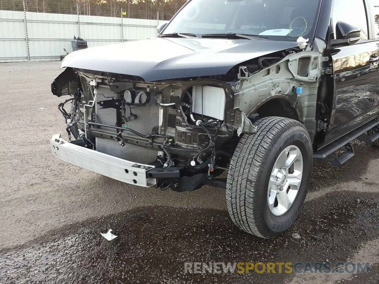 9 Photograph of a damaged car JTEZU5JR2L5214237 TOYOTA 4RUNNER 2020