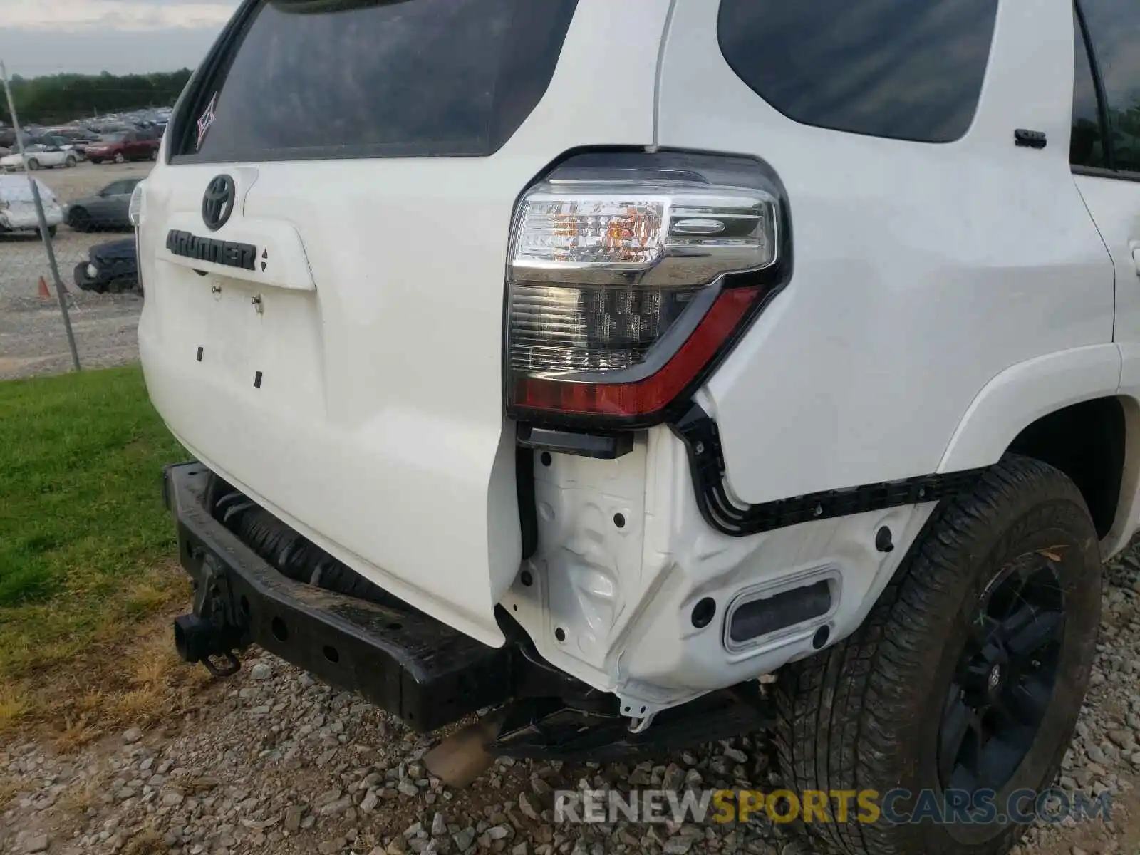 9 Photograph of a damaged car JTEZU5JR2L5219017 TOYOTA 4RUNNER 2020