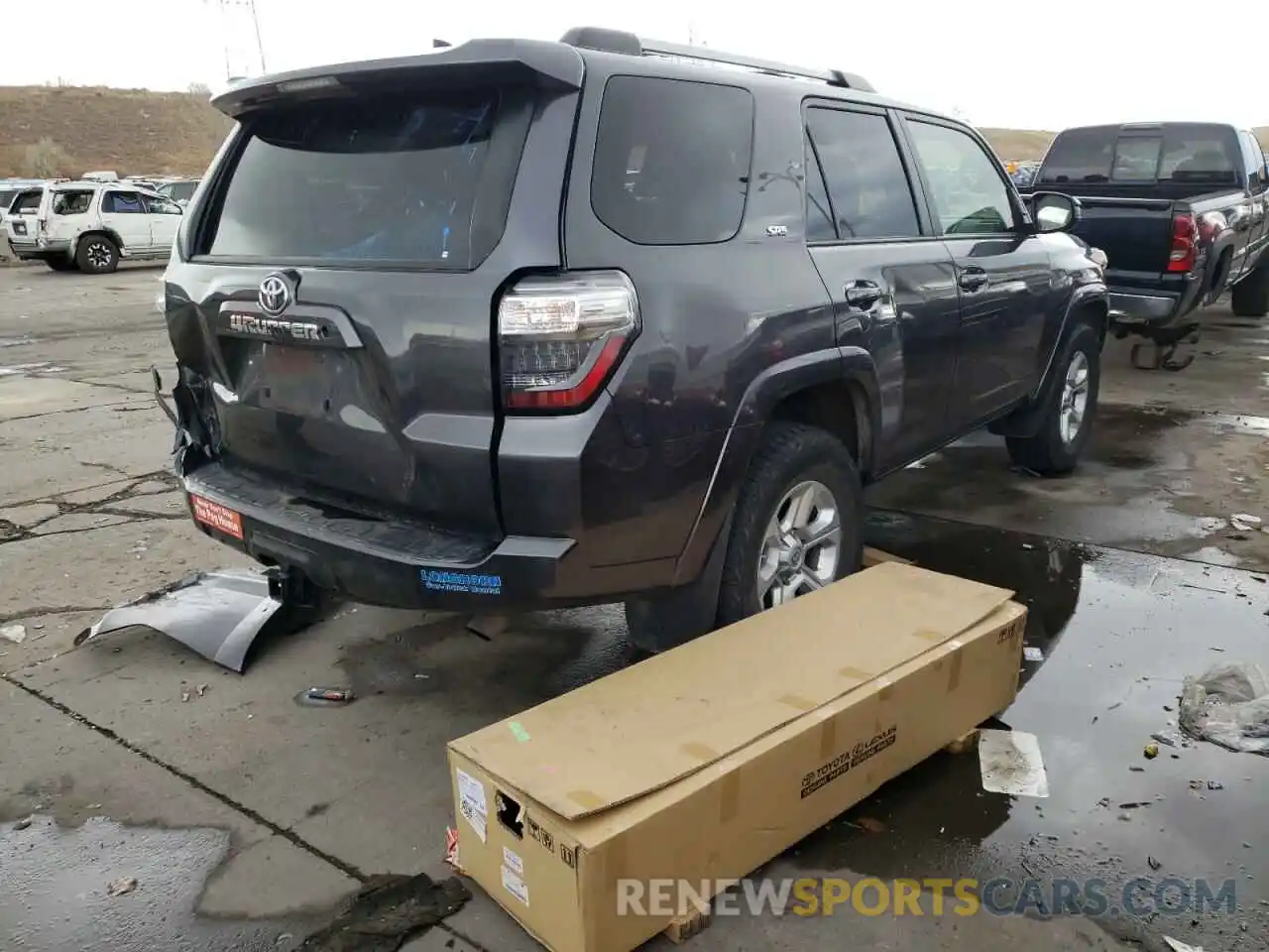 4 Photograph of a damaged car JTEZU5JR4L5214885 TOYOTA 4RUNNER 2020