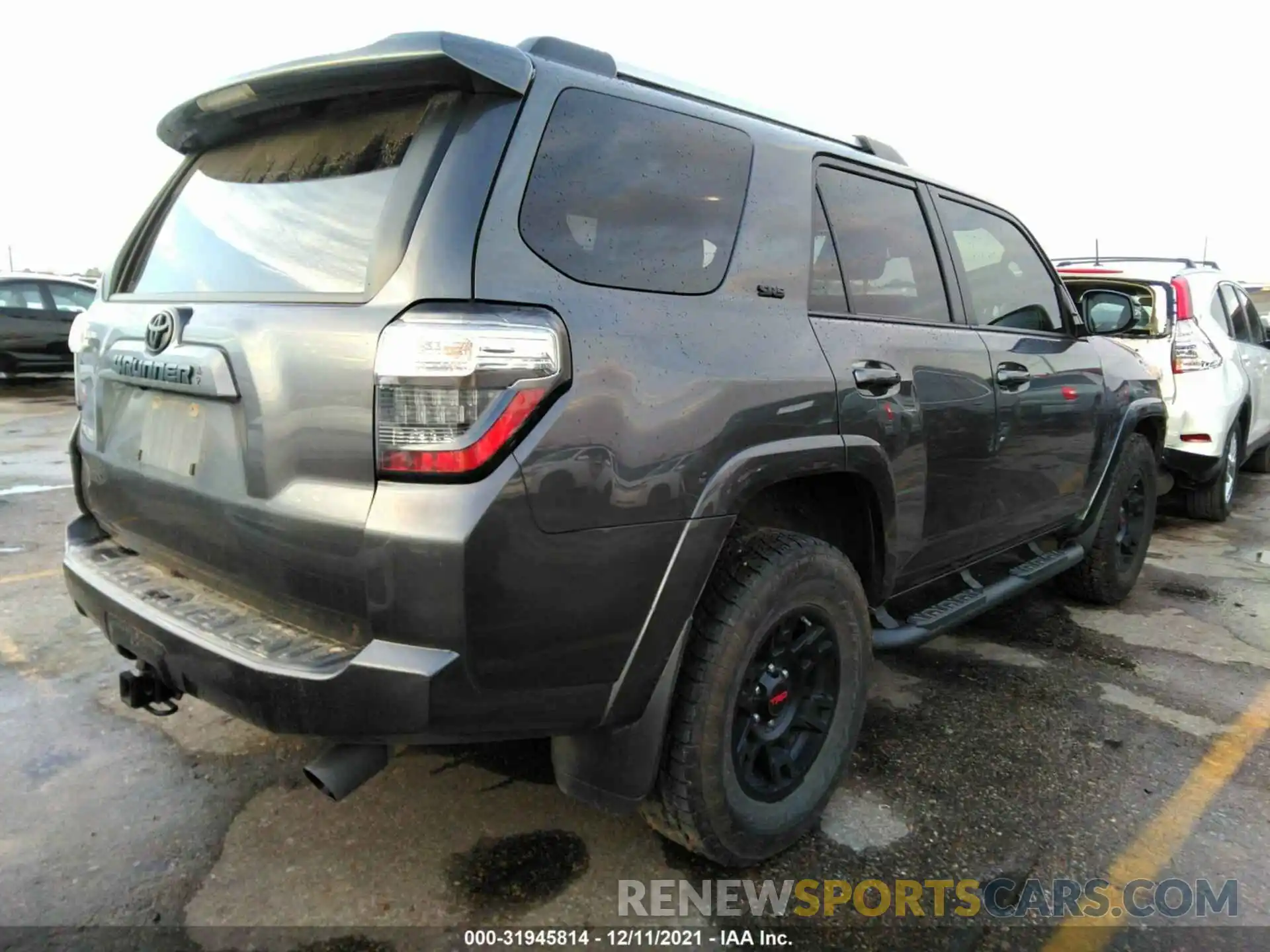 4 Photograph of a damaged car JTEZU5JR4L5226051 TOYOTA 4RUNNER 2020