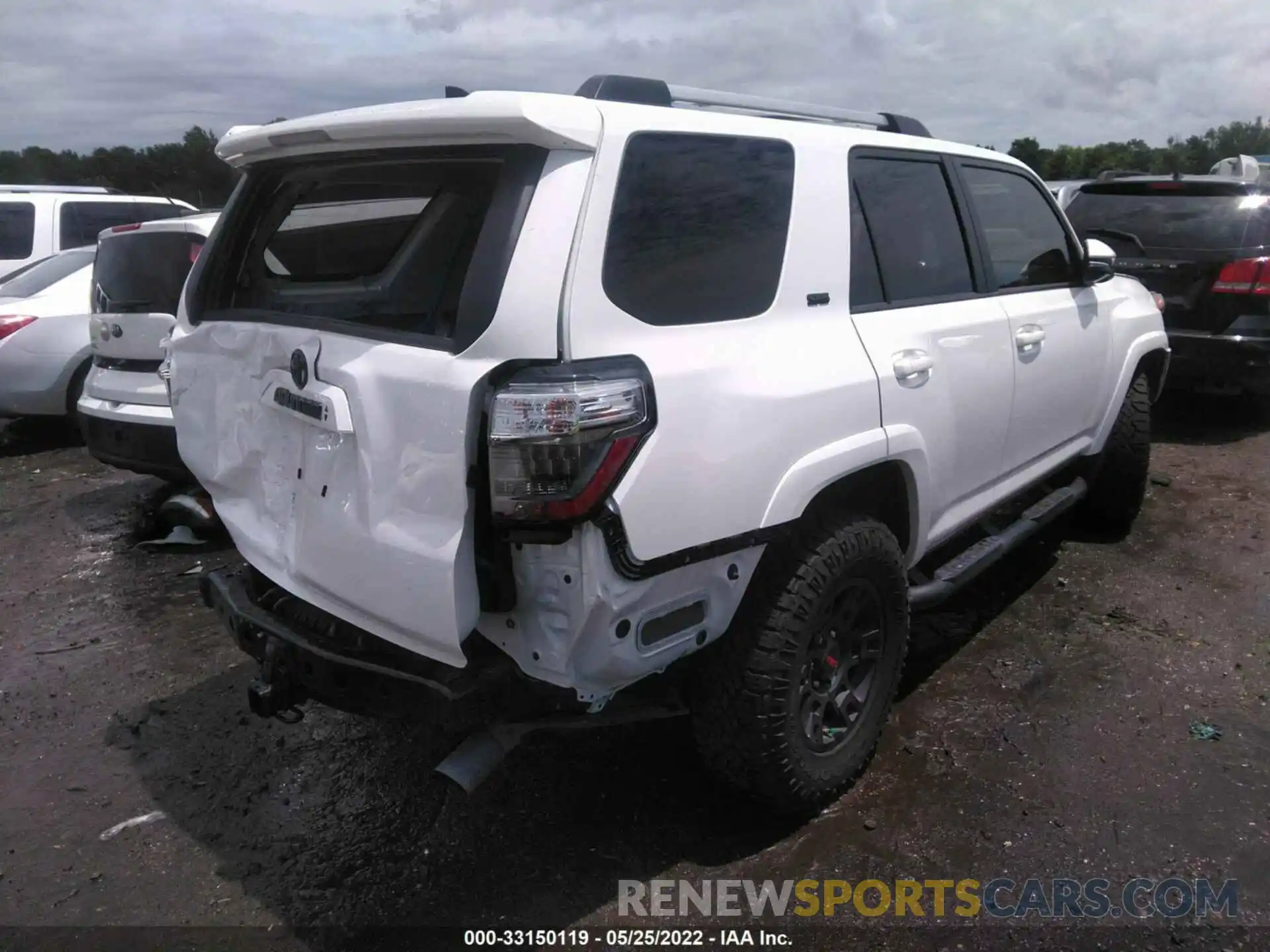 4 Photograph of a damaged car JTEZU5JR5L5216547 TOYOTA 4RUNNER 2020