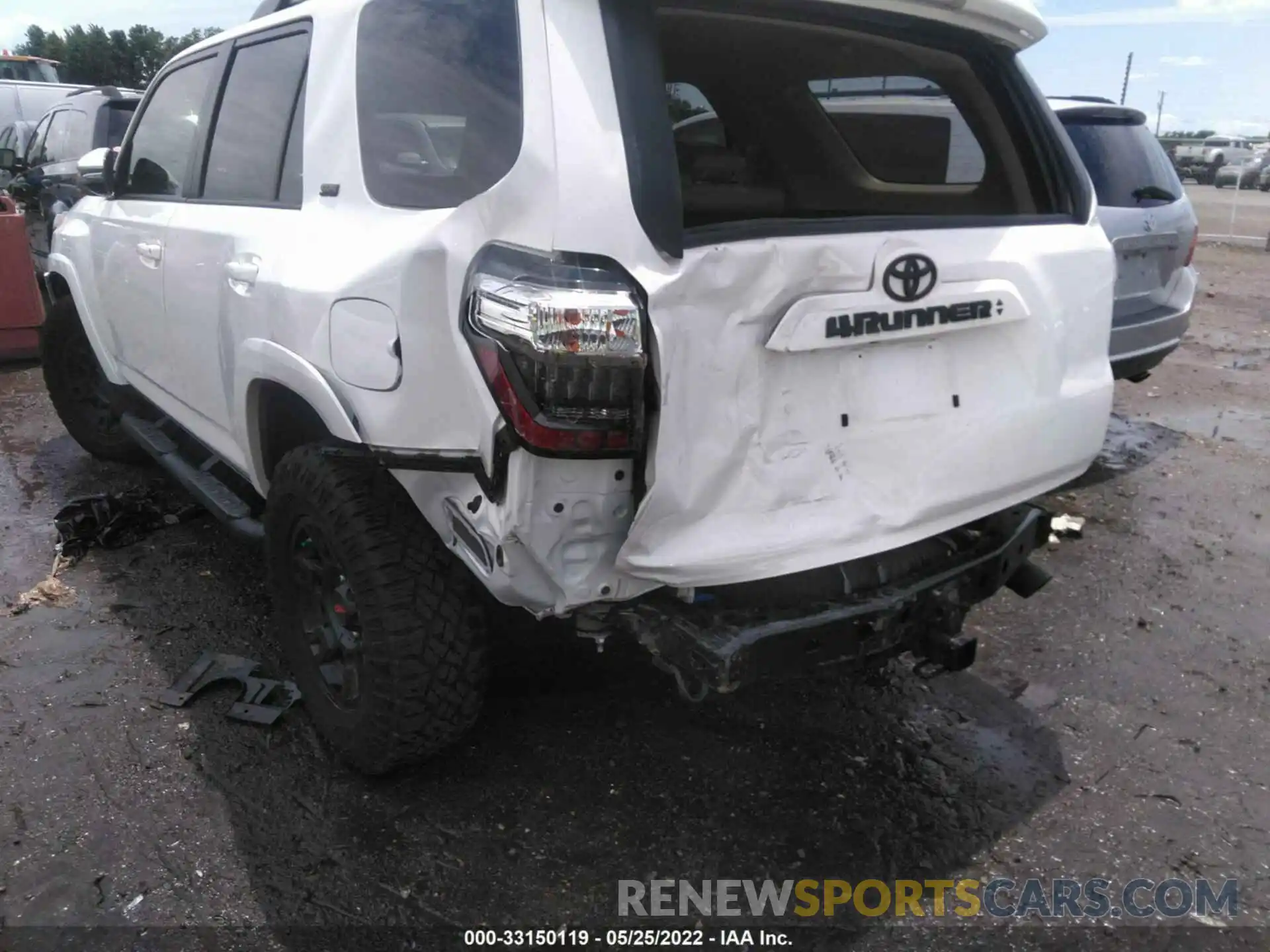 6 Photograph of a damaged car JTEZU5JR5L5216547 TOYOTA 4RUNNER 2020