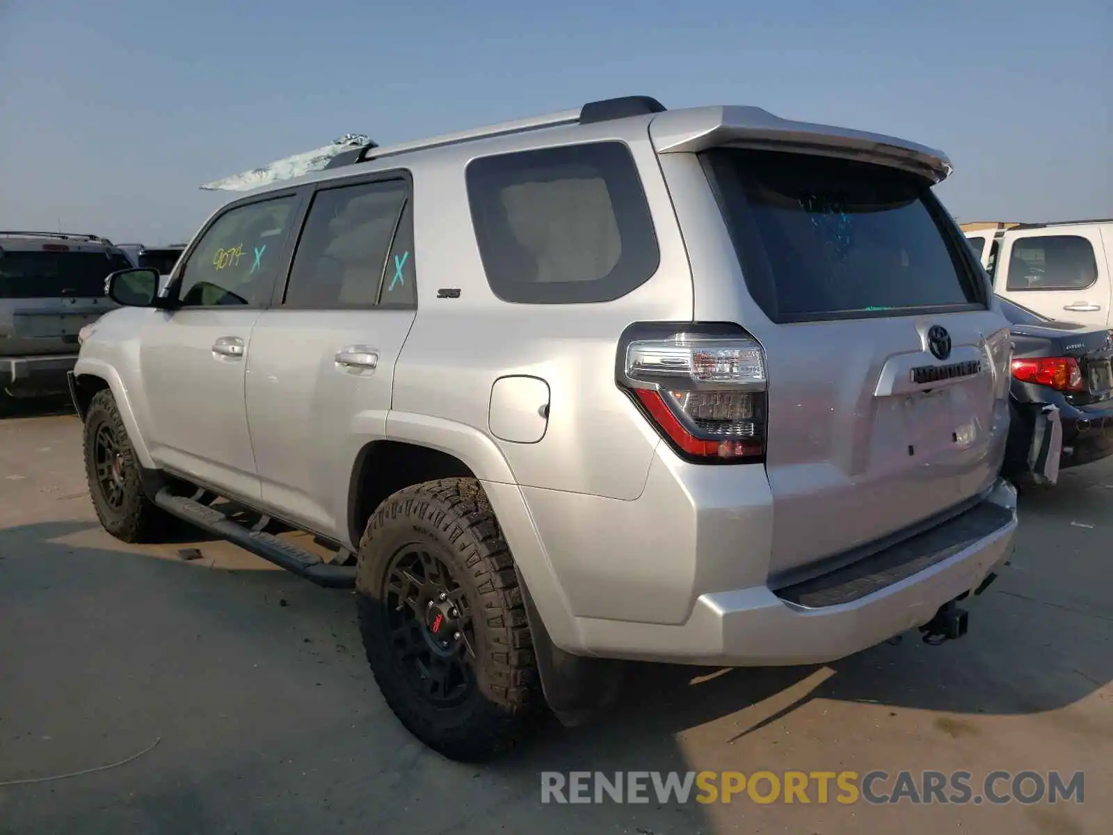 3 Photograph of a damaged car JTEZU5JR5L5218377 TOYOTA 4RUNNER 2020