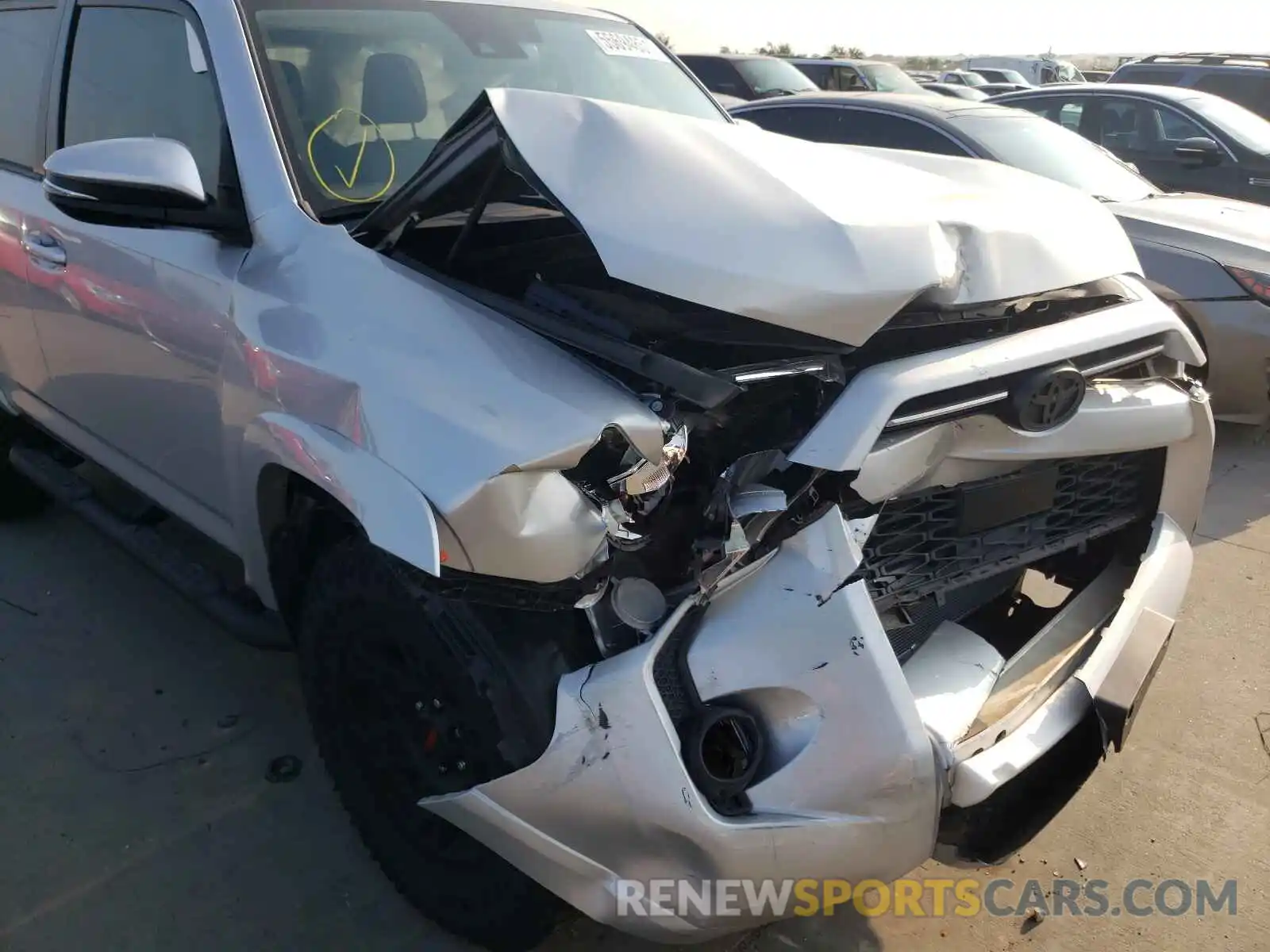 9 Photograph of a damaged car JTEZU5JR5L5218377 TOYOTA 4RUNNER 2020