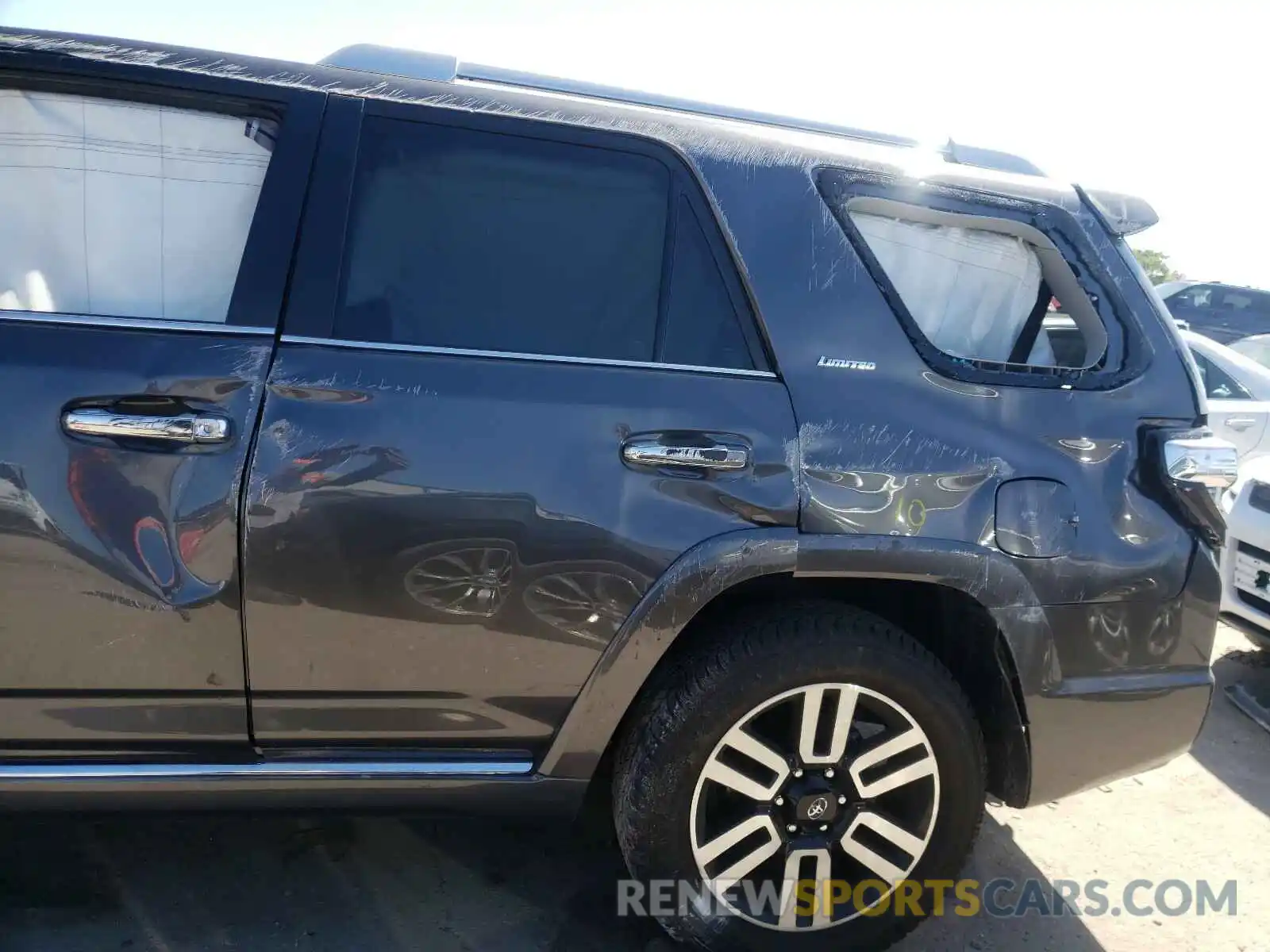 9 Photograph of a damaged car JTEZU5JR5L5220467 TOYOTA 4RUNNER 2020