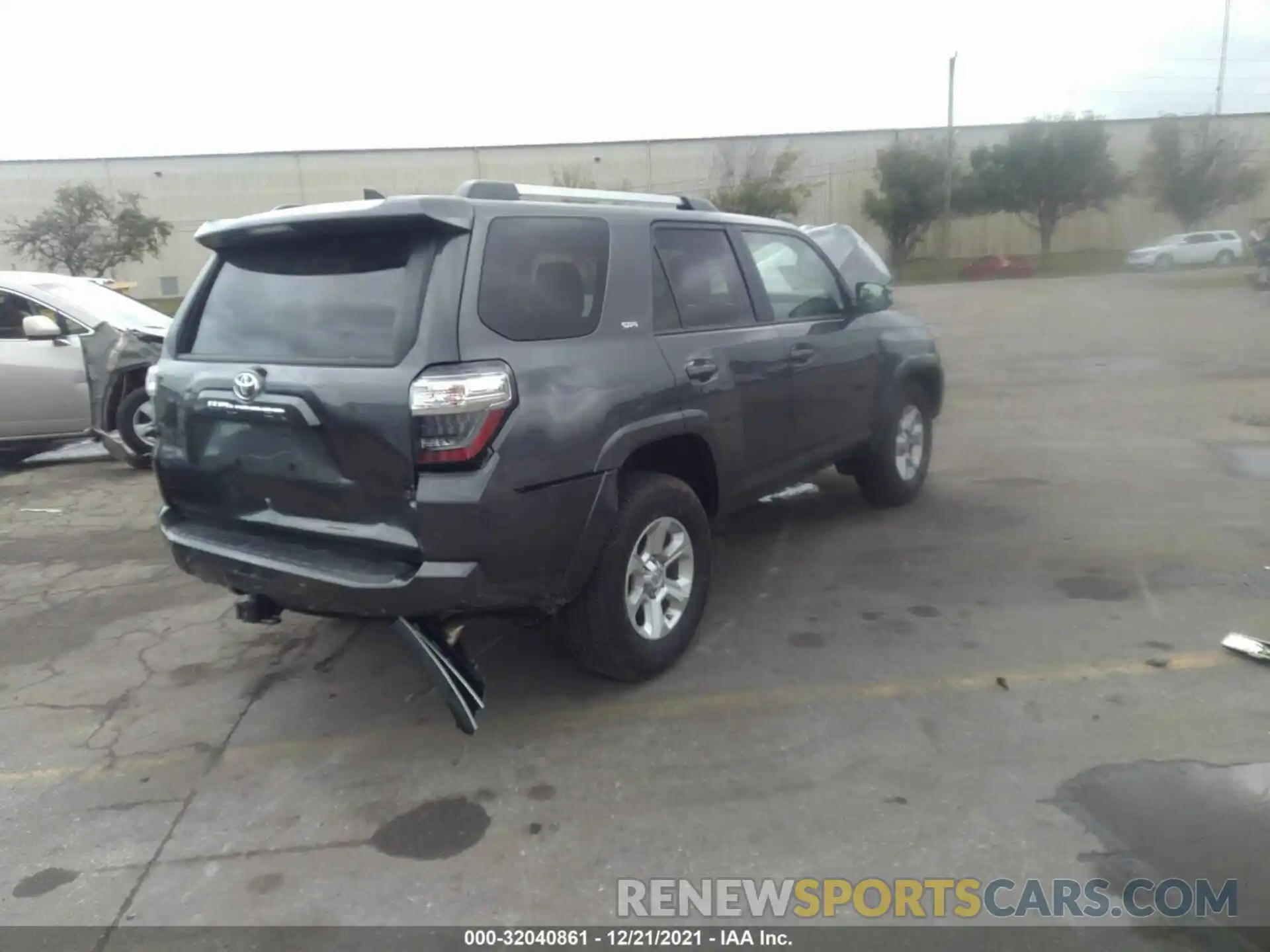 4 Photograph of a damaged car JTEZU5JR5L5226432 TOYOTA 4RUNNER 2020