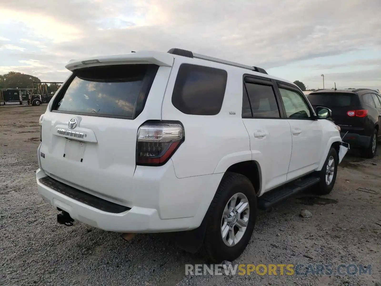 4 Photograph of a damaged car JTEZU5JR6L5215861 TOYOTA 4RUNNER 2020