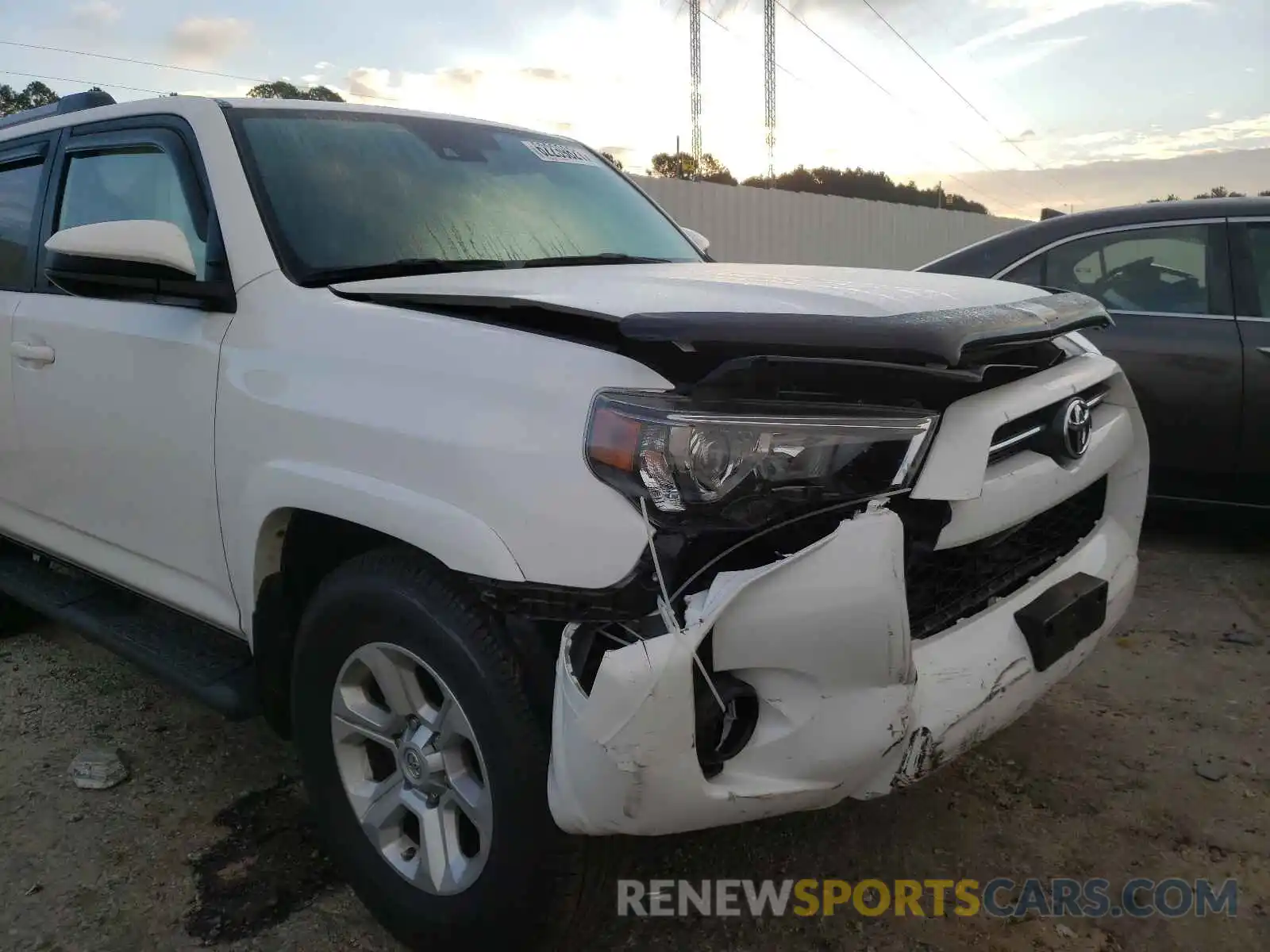 9 Photograph of a damaged car JTEZU5JR6L5215861 TOYOTA 4RUNNER 2020