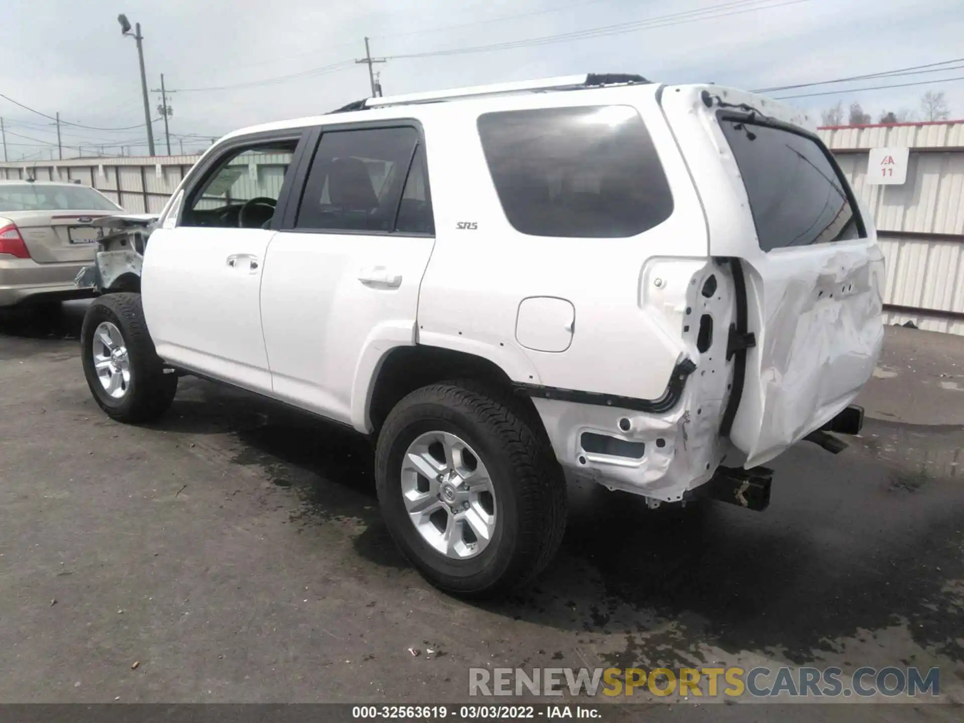 3 Photograph of a damaged car JTEZU5JR6L5218100 TOYOTA 4RUNNER 2020