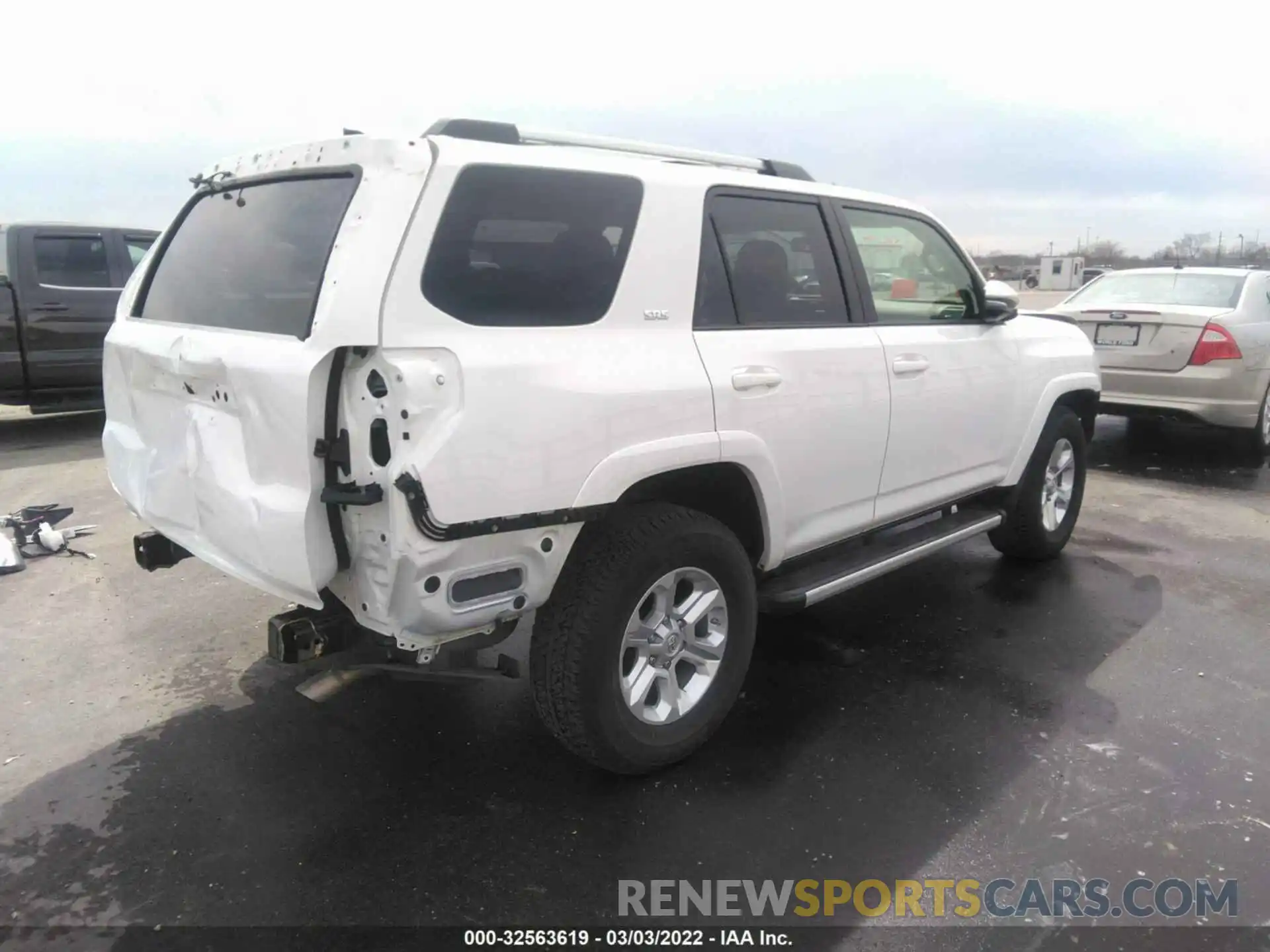 4 Photograph of a damaged car JTEZU5JR6L5218100 TOYOTA 4RUNNER 2020