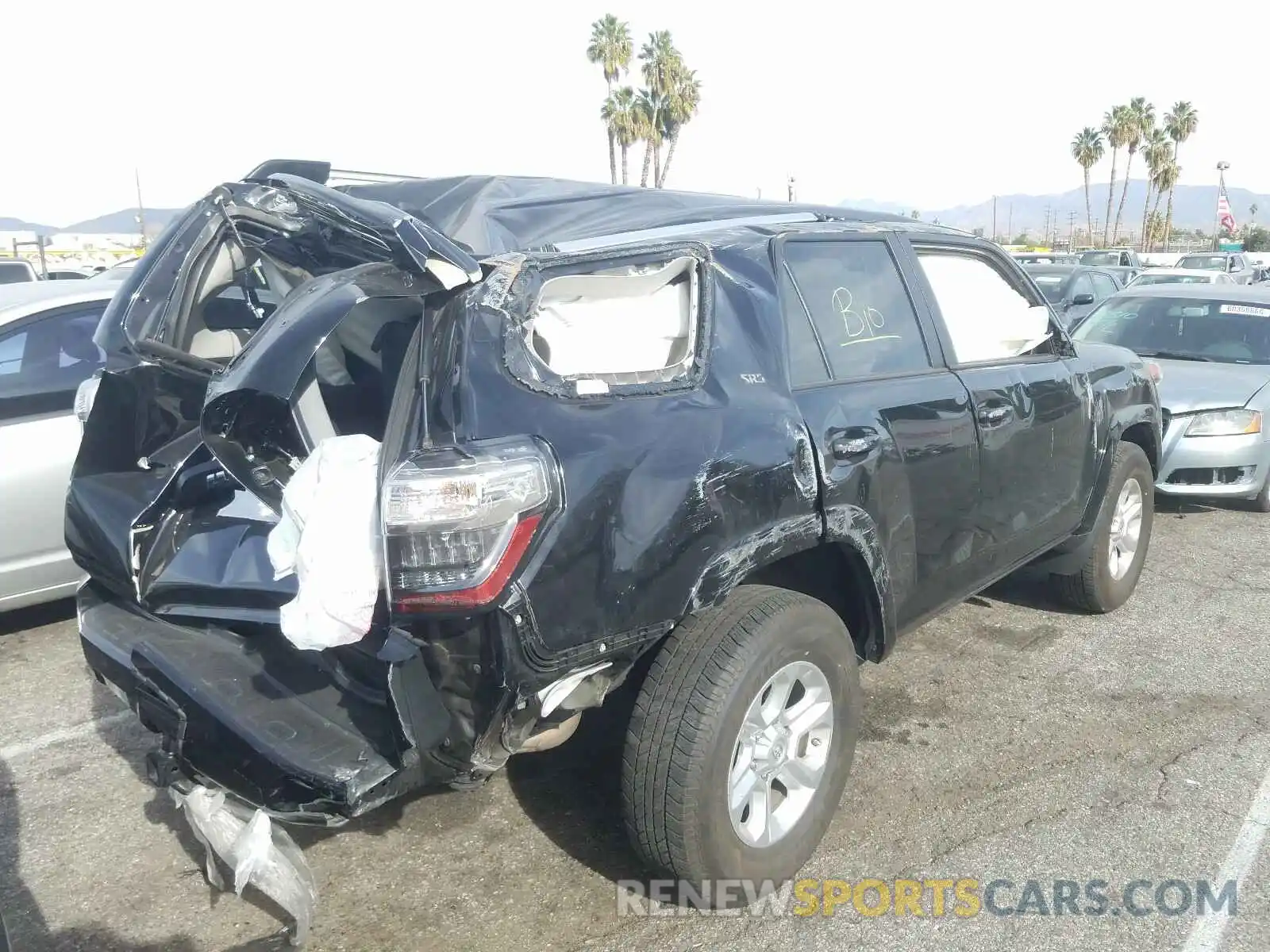 4 Photograph of a damaged car JTEZU5JR7L5221961 TOYOTA 4RUNNER 2020