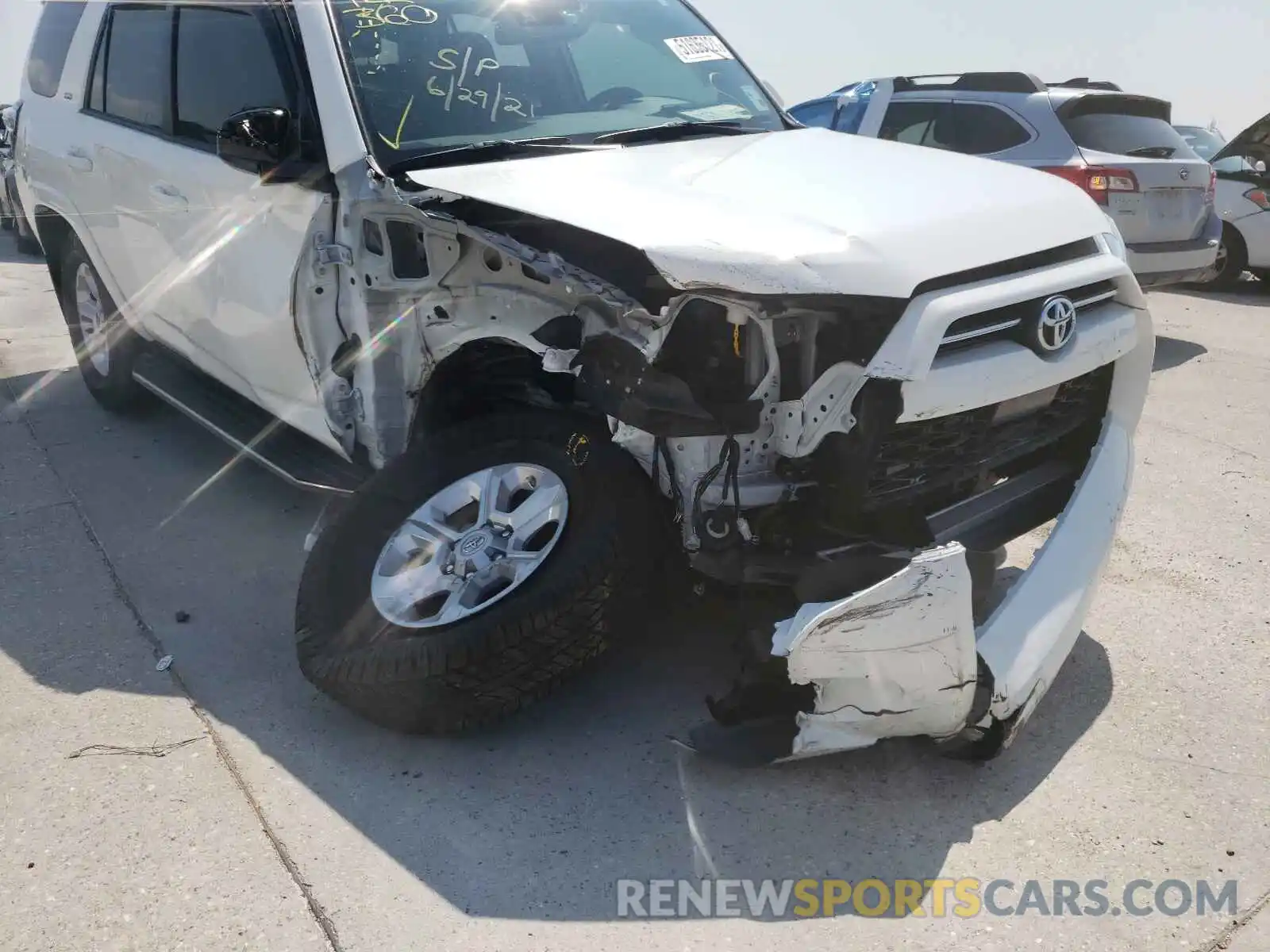 9 Photograph of a damaged car JTEZU5JR8L5220429 TOYOTA 4RUNNER 2020